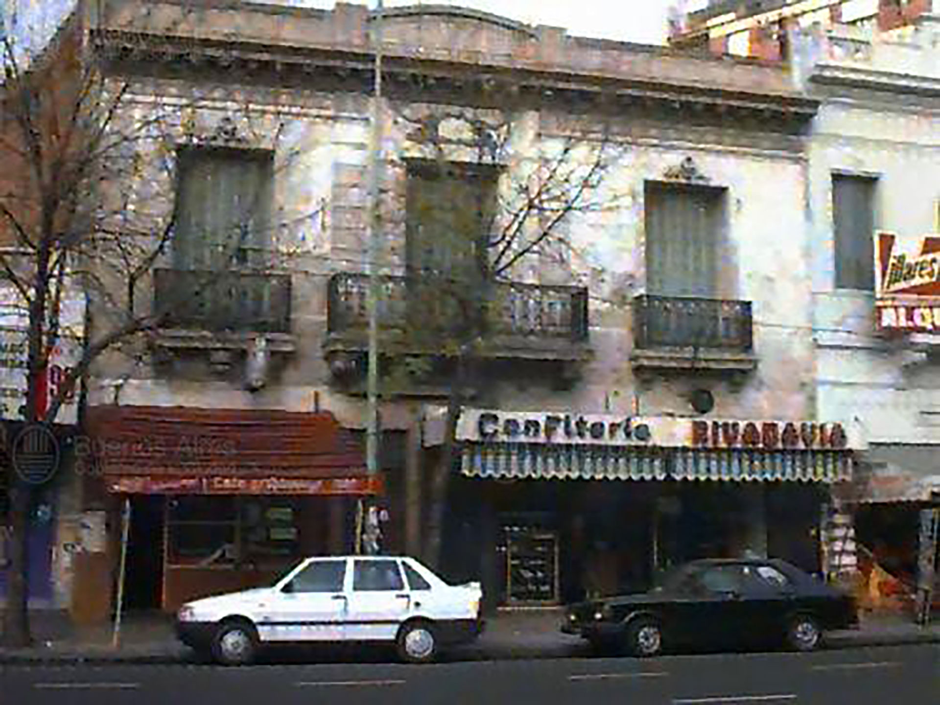 La propiedad de Rivadavia 8758 en 1996: todavía estaban la panadería y el kiosco