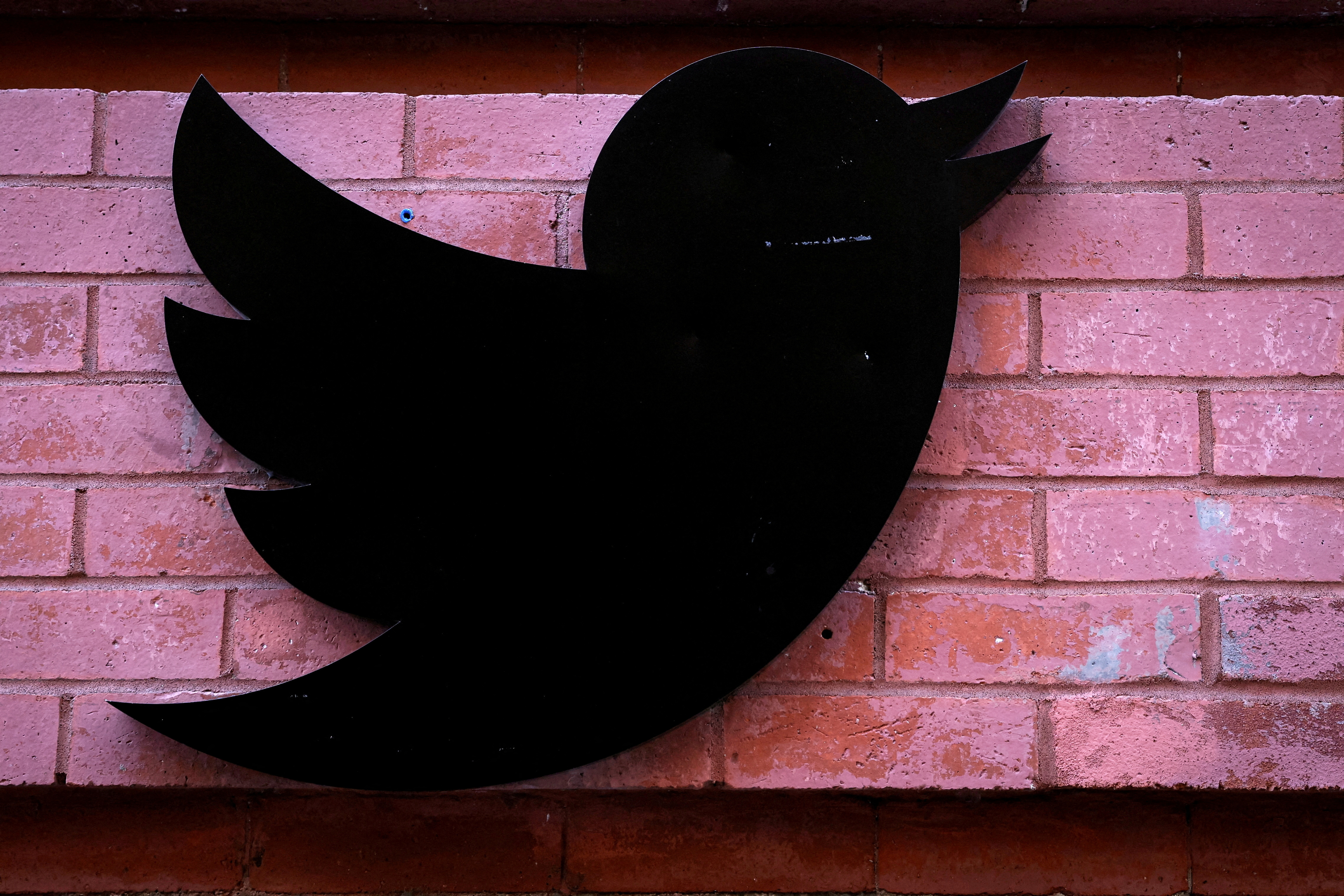 Twitter subasta estatua de su logo por más de 15.000 USD