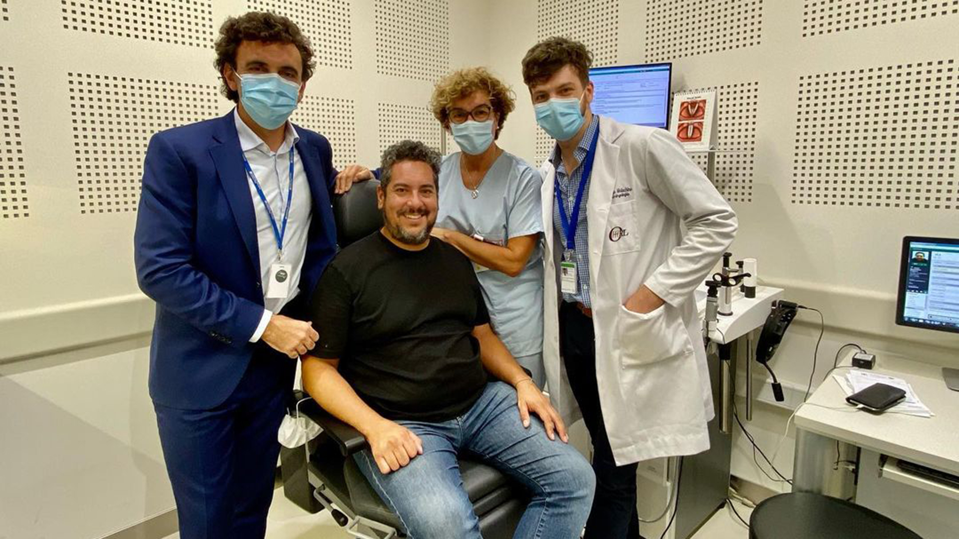 Maxi junto a Iris y parte del equipo médico que lo operó y que integran Manuel Magaró, Rodrigo Molachino, Federico Sala, Dora Lattourete, el jefe del servicio de Otorrinolaringología del Italiano, Federico Di Lella. La operación duró 2 horas (@maxijonas)