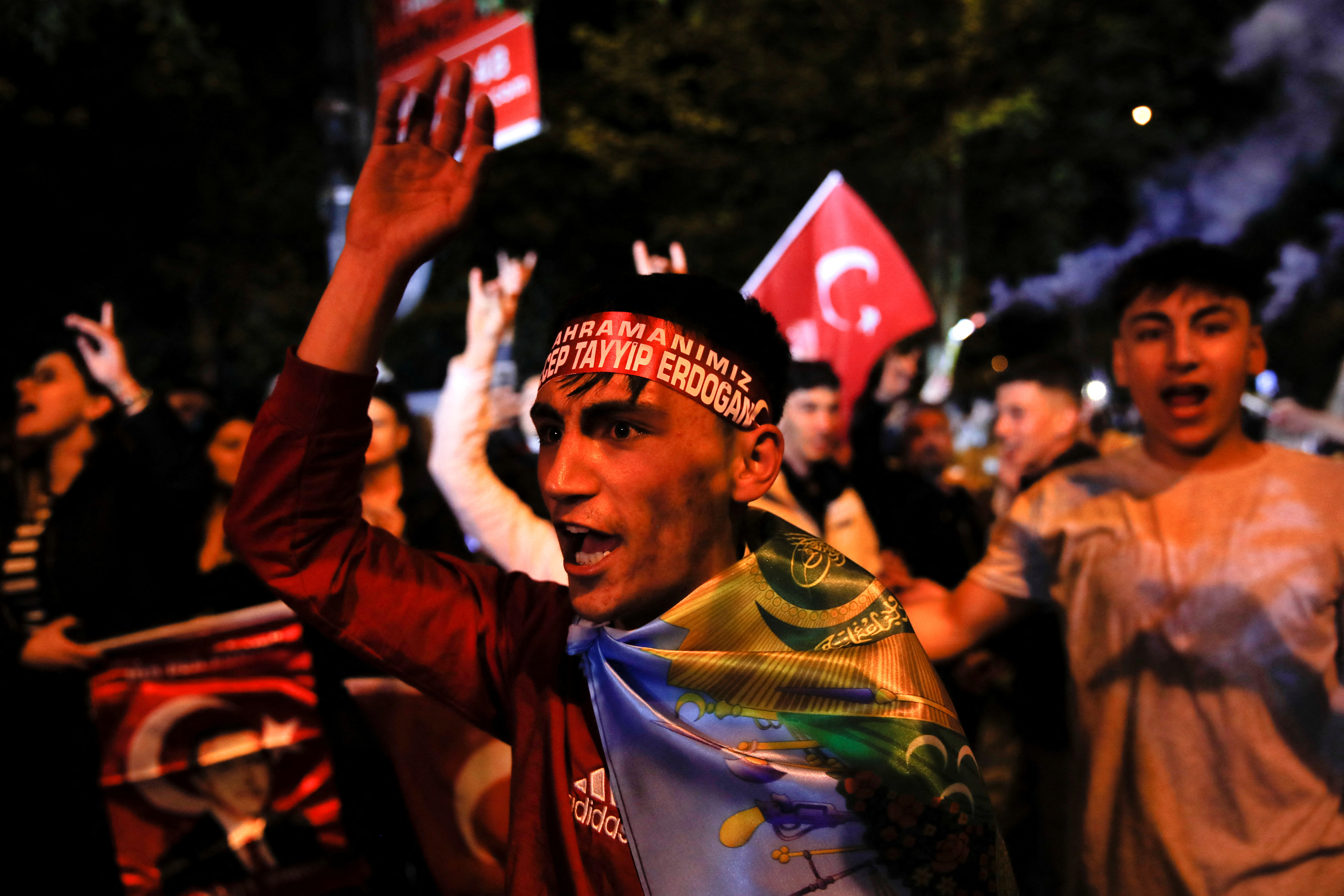 There was celebration in the streets of Türkiye after the elections this Sunday.  (PHOTO: REUTERS/Dilara Senkaya)