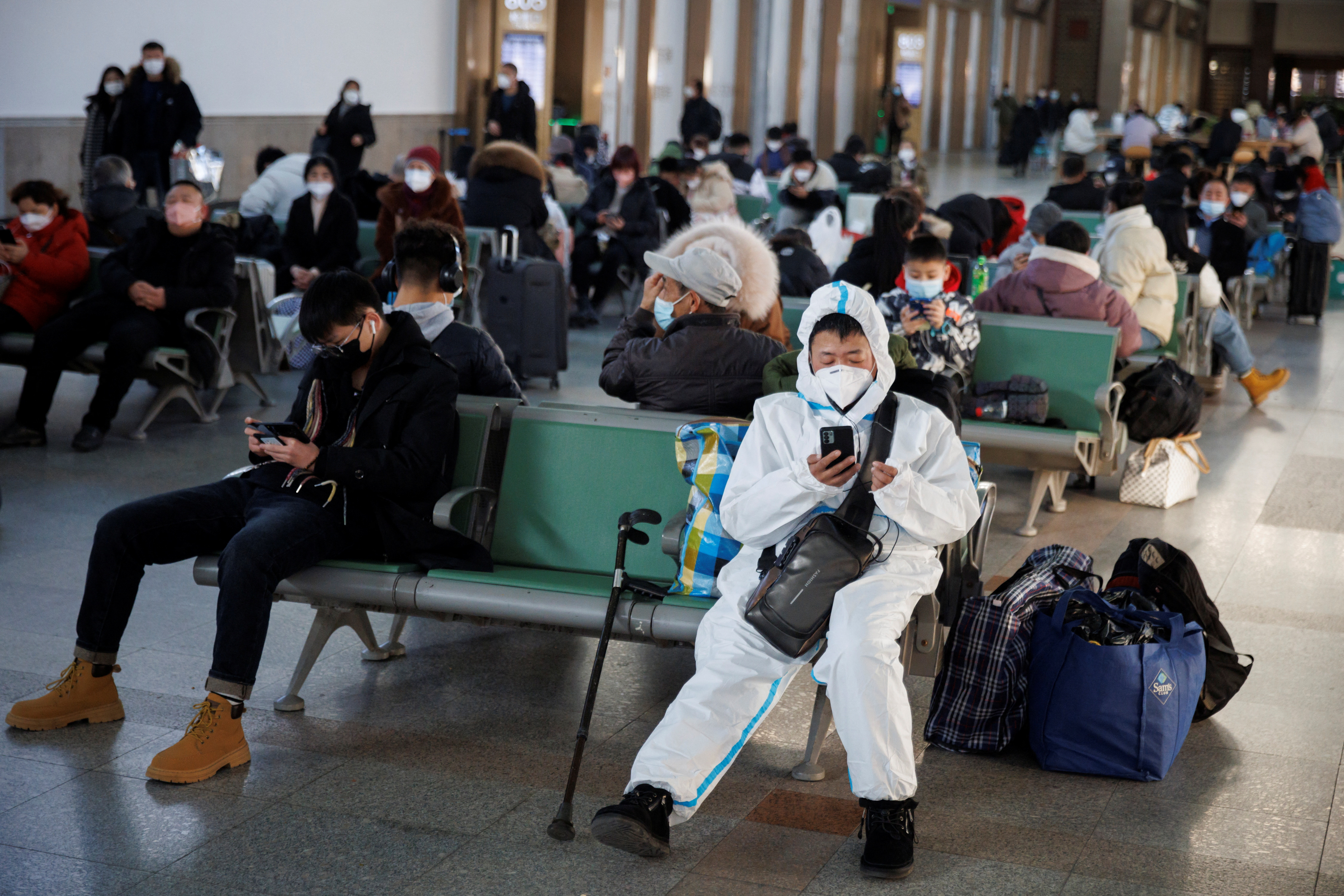 La estación de tren de Pekín con pasajeros que esperan para viajar a la Fiesta de la Primavera después de que China levantara sus restricciones COVID-19 este 20 de enero de 2023 (REUTERS/Thomas Peter)
