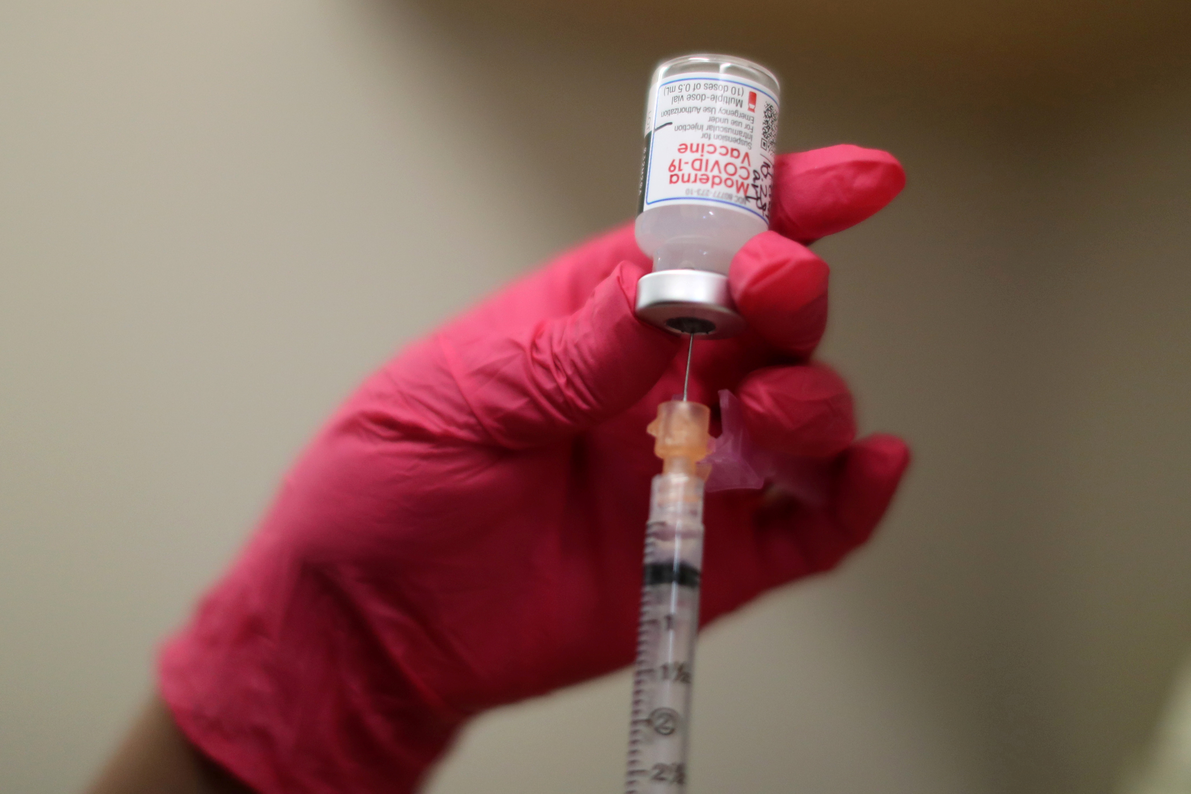 En los Estados Unidos, ya se administraron más de 2,6 millones de dosis de vacunas COVID-19. El organismo federal CDC considera que los ya vacunados pueden reunirse de manera segura con otras -aunque no estén vacunadas- en interiores sin la necesidad de usar mascarilla o respetar la sana distancia. REUTERS