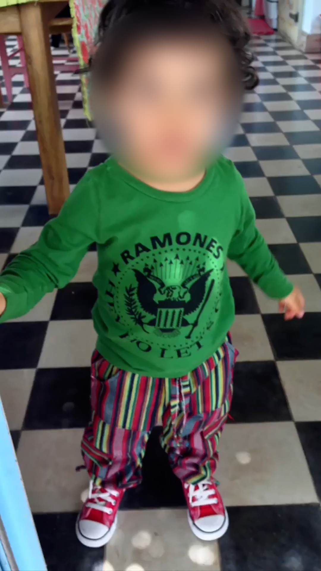 Merlín Atahualpa, hijo de Natalia Oreiro y Ricardo Mollo, vistiendo una remera de Los Ramones (Foto: Instagram)