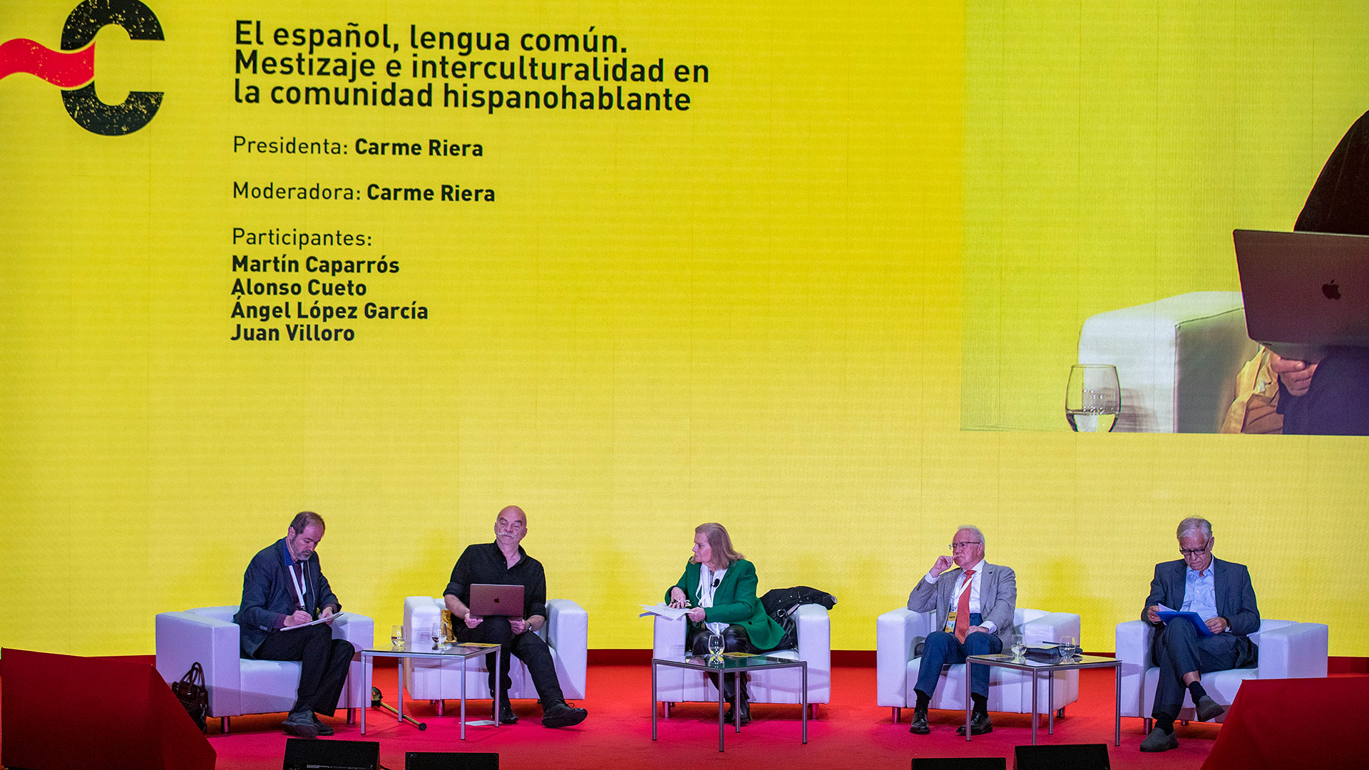 La académica Carme Riera (al centro) modera la mesa de debate el "El español, lengua común: Mestizaje e interculturalidad en la comunidad hispanohablante" Foto: EFE/Román Ríos)
