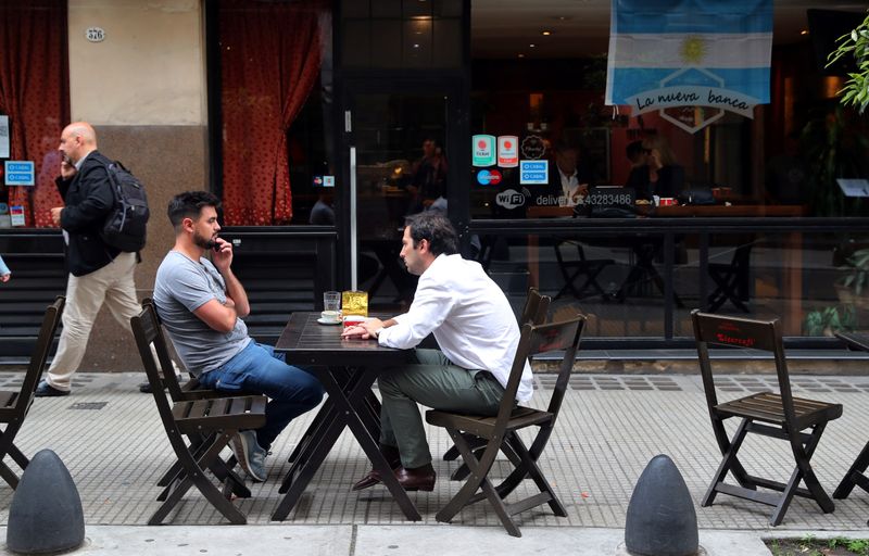 El gobierno porteño habilitó que los bares puedan utilizar el 30% de la capacidad interior de sus locales (REUTERS/Marcos Brindicci)
