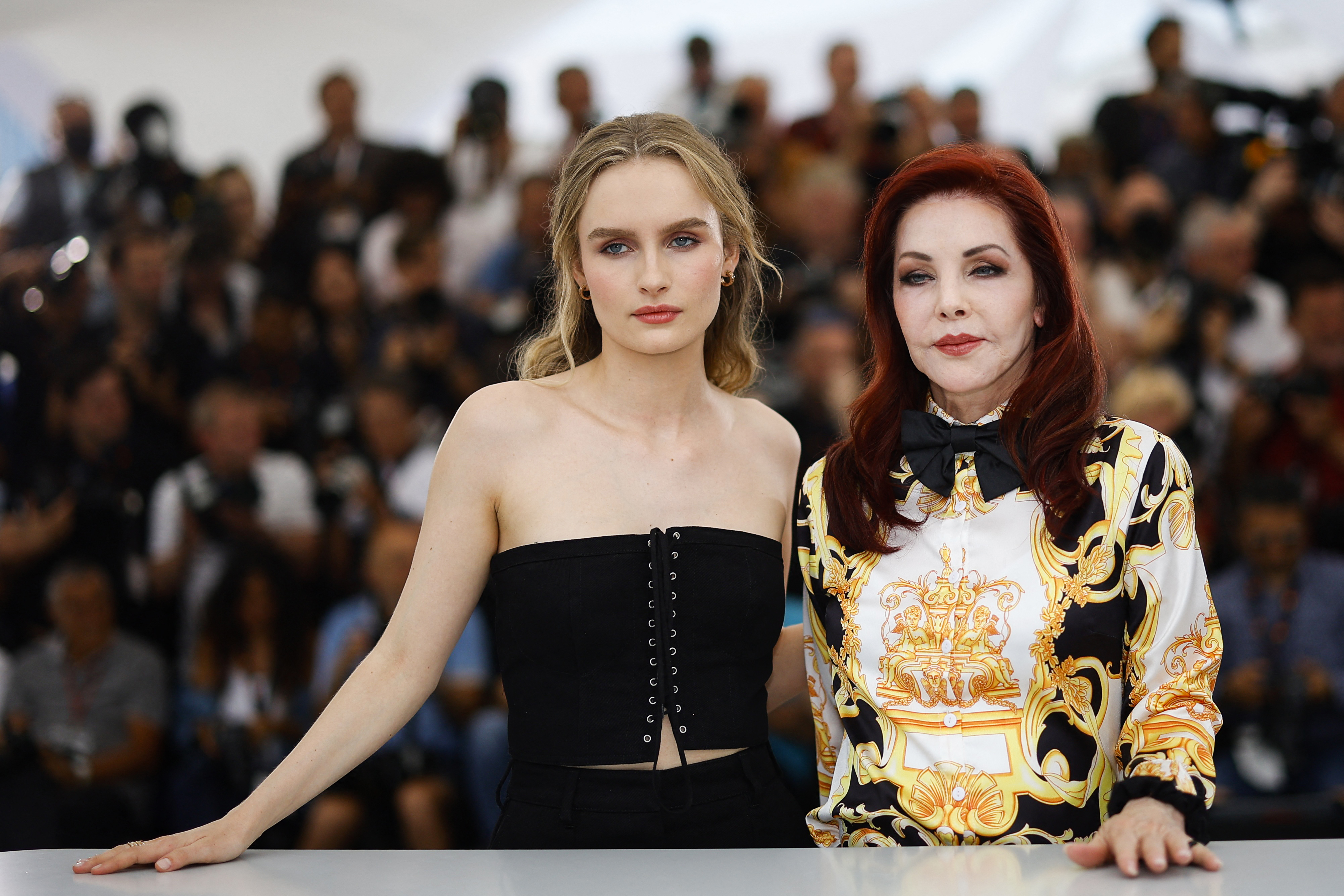 Priscilla Presley y la actriz que la interpretó en el film, Olivia DeJonge, en el Festival de Cannes. (REUTERS/Sarah Meyssonnier)