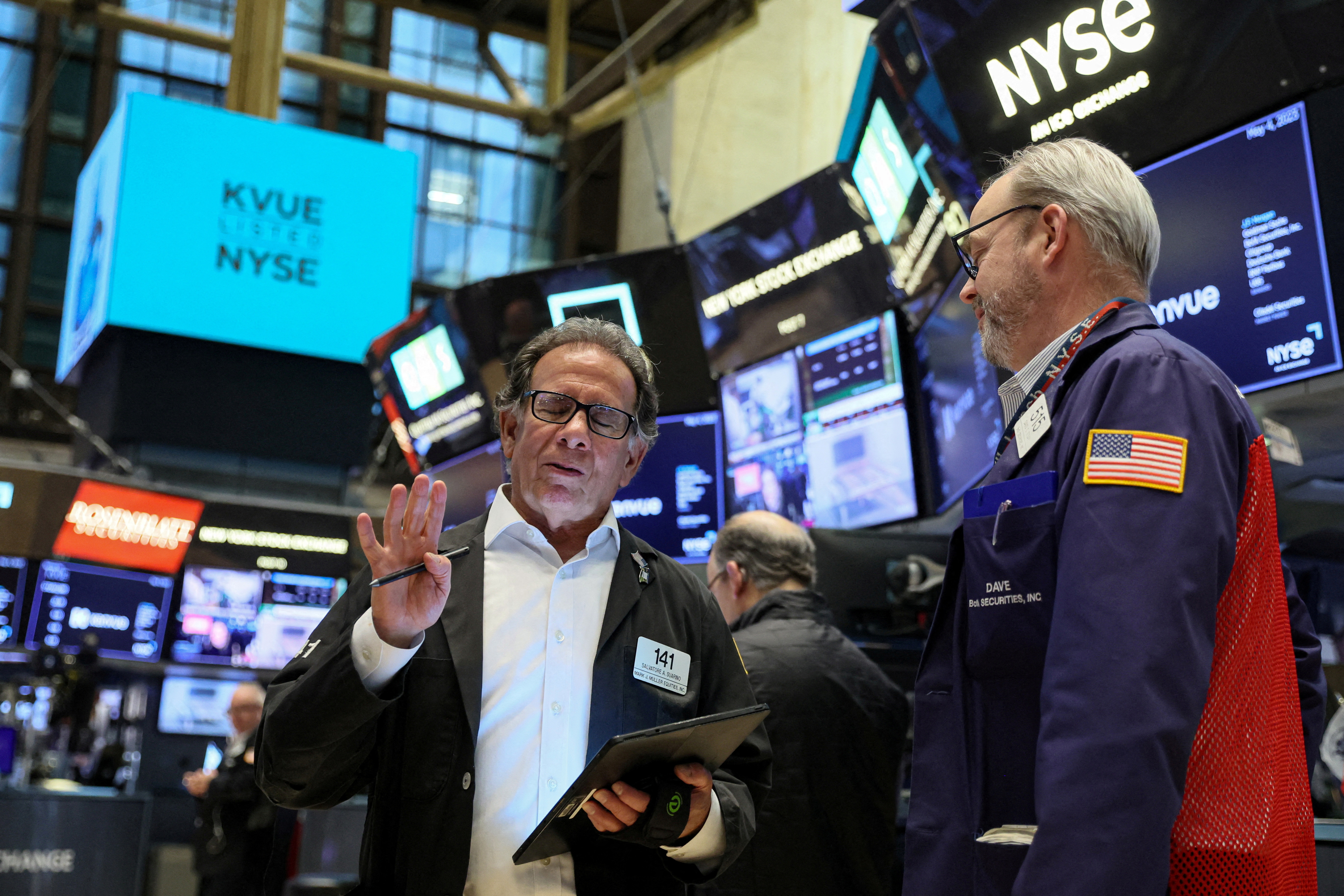 Trabajadores en la bolsa de valores de Nueva York (REUTERS/Brendan McDermid)