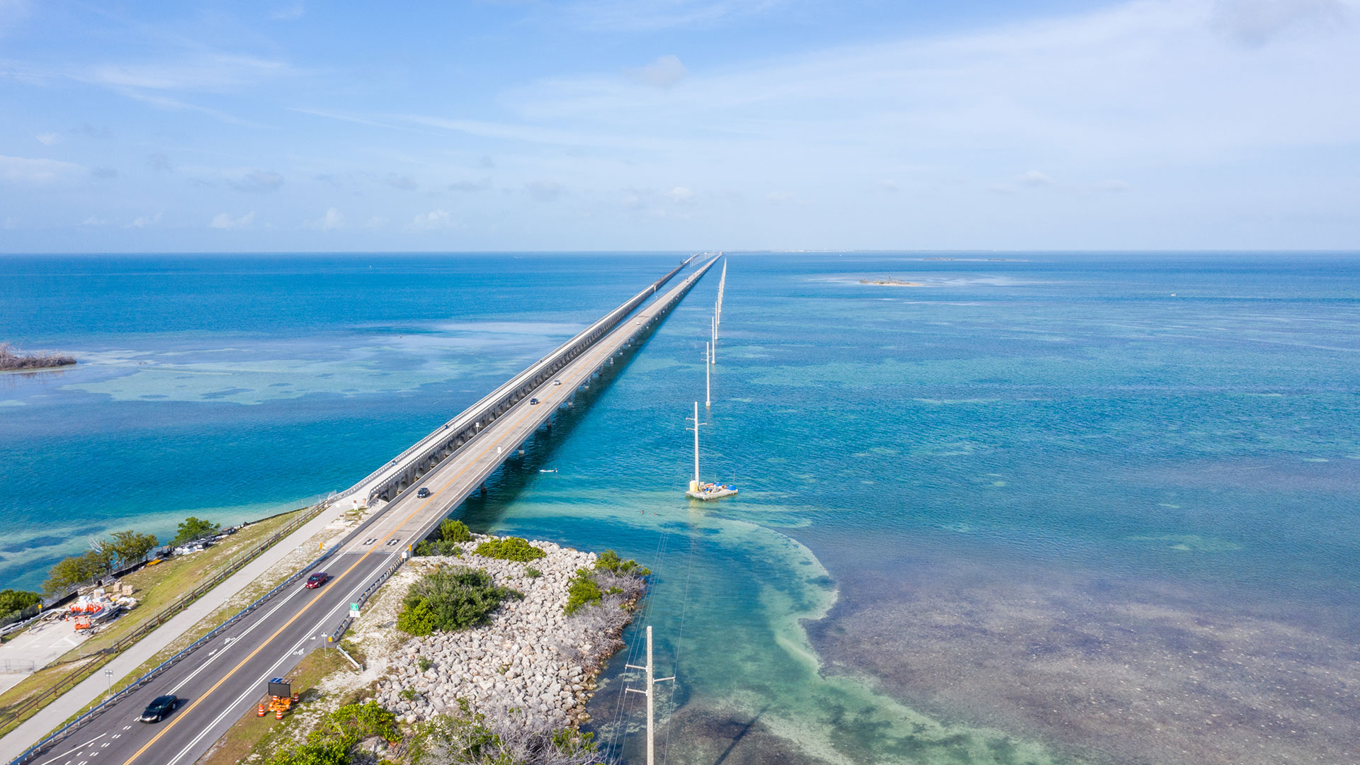 Recorrer la ruta que atraviesa los Cayos de la Florida es una de las principales atracciones en la zona, ya que literalmente es una forma de adentrarse en aguas cristalinas