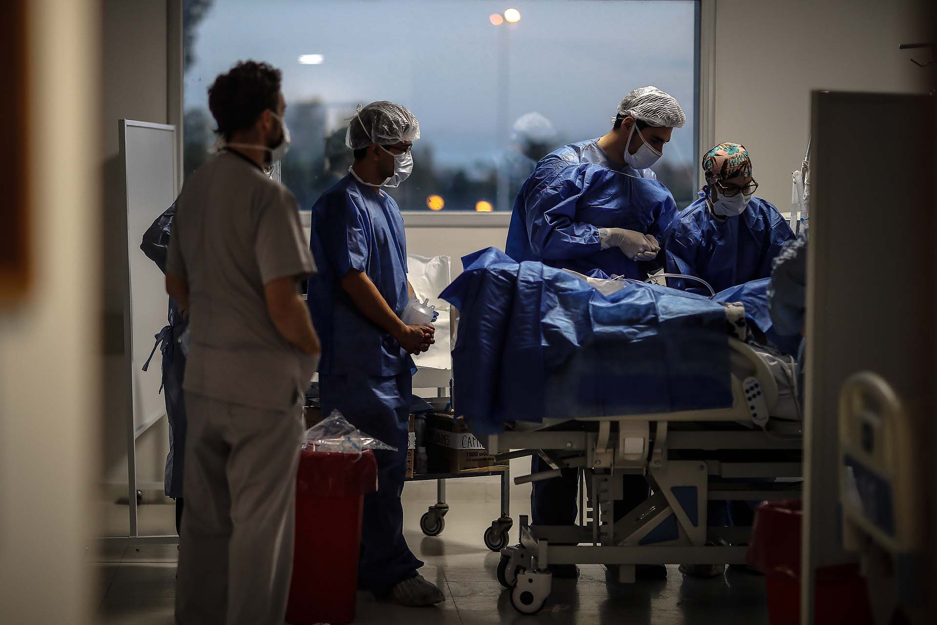 Un grupo de médicos trabaja en la Unidad de Terapia Intensiva en el Hospital Posadas, en Buenos Aires (EFE)