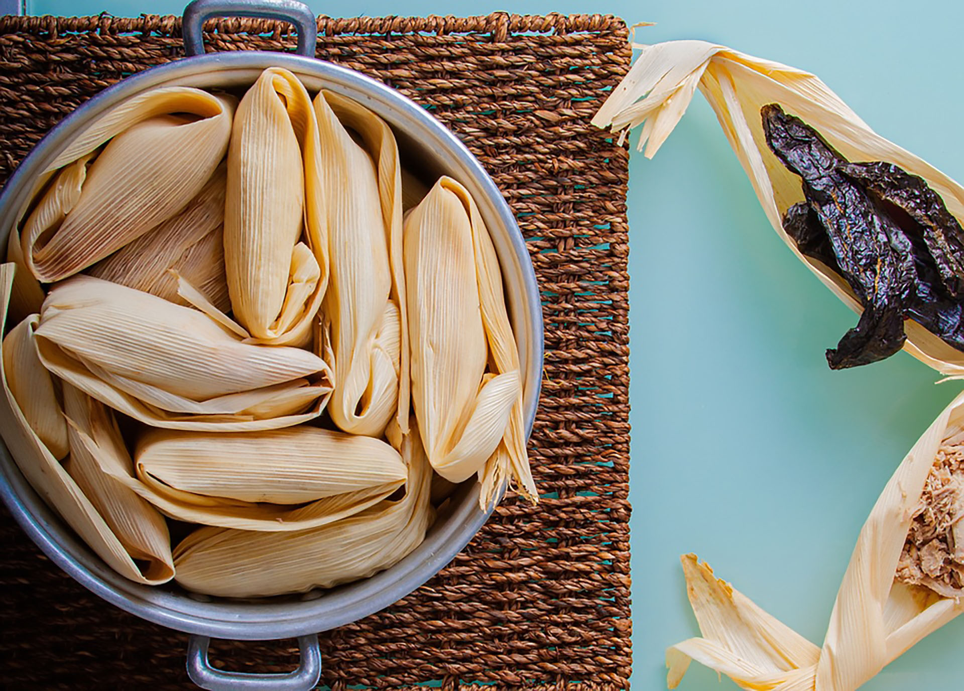 Esta preparación se cuece en una hoja de maíz o de plátano y luego es desechada o usada como plato a la hora de comer