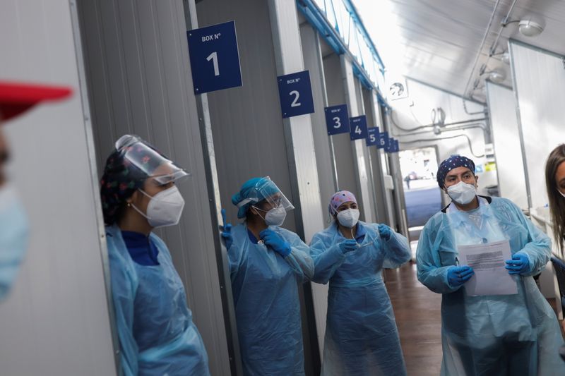Los hospitales chilenos se encuentran prácticamente colapsados por el fuerte brote de virus respiratorio (REUTERS/Pablo Sanhueza)