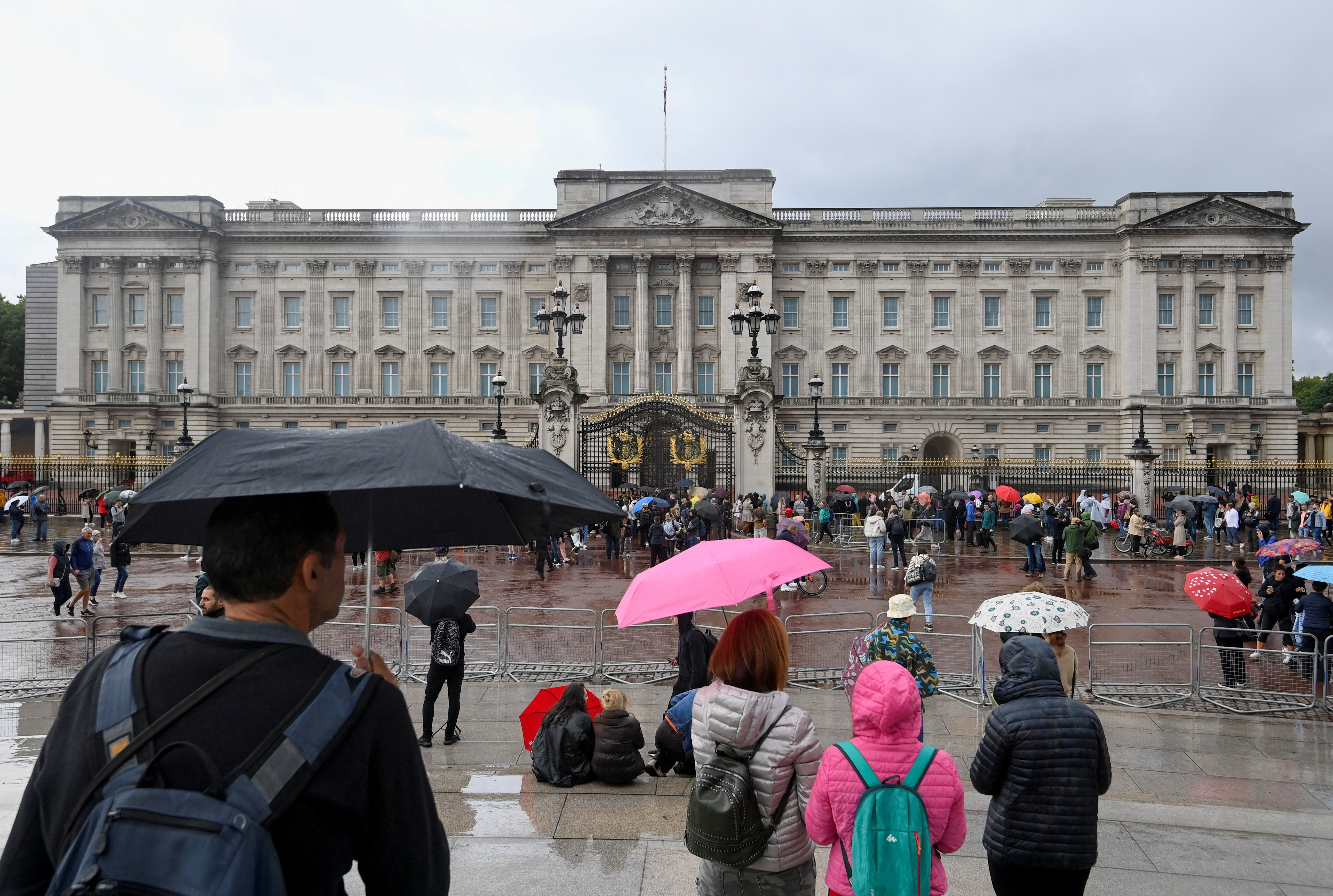 Pese a la lluvia, decenas de personas llegaron al Palacio de Buckingham (Reuters)