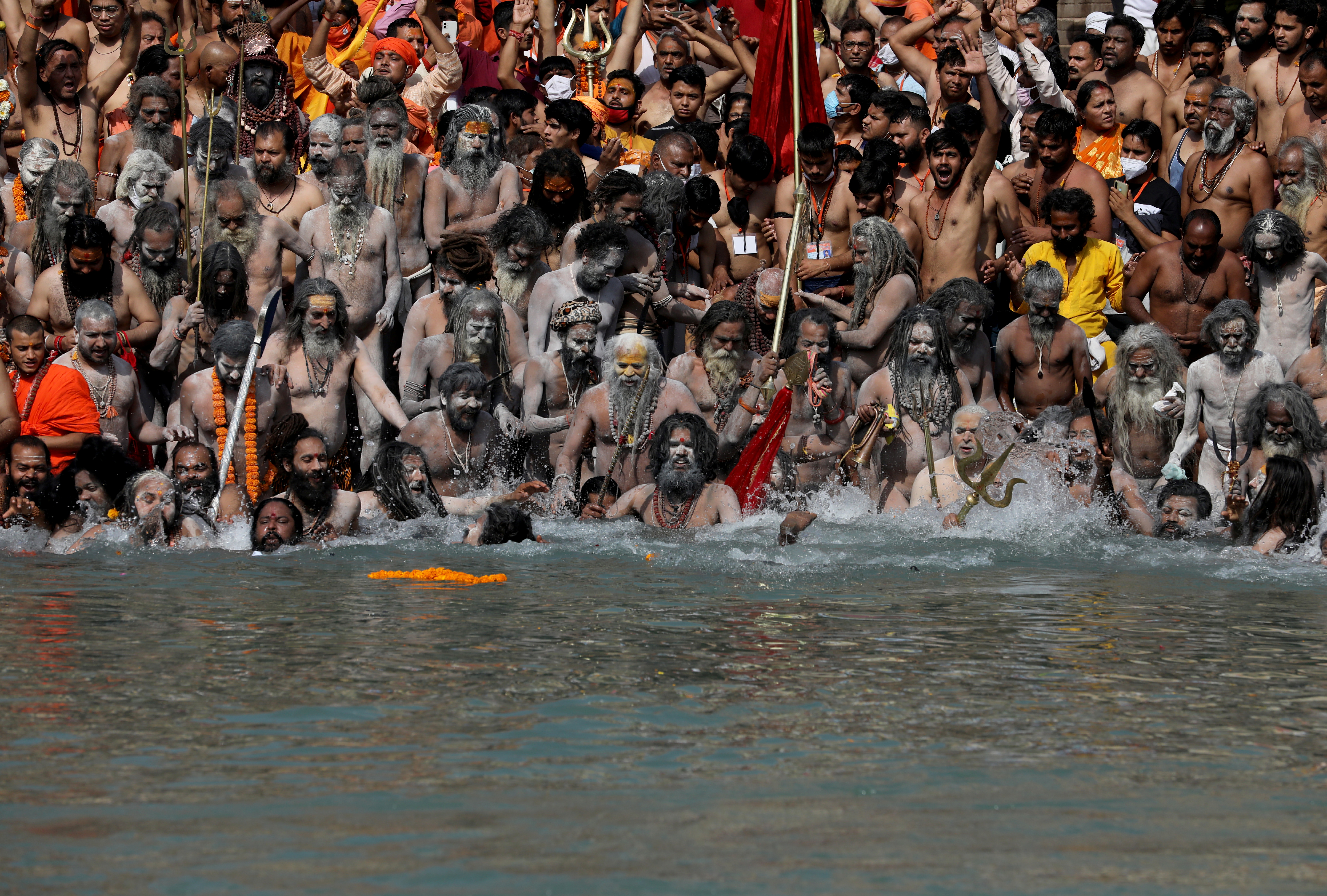 El festival hindú más popular se realiza en el río Ganges, donde se bañan miles de fieles (REUTERS/Anushree Fadnavis)