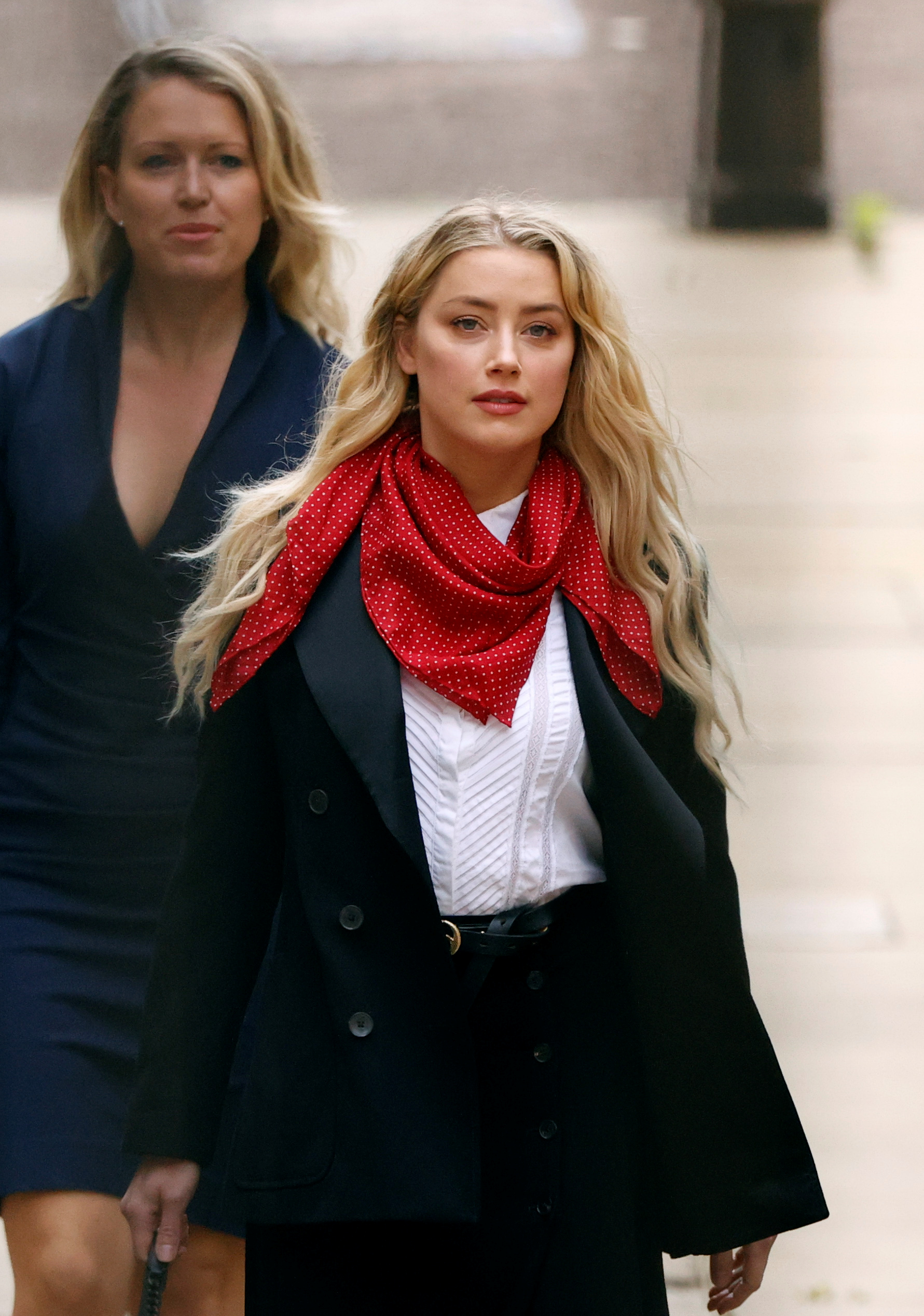Amber Heard testifica en contra de su ex marido Johnny Depp en el juicio que emprende contra el diario The Sun en Londres (Reuters)