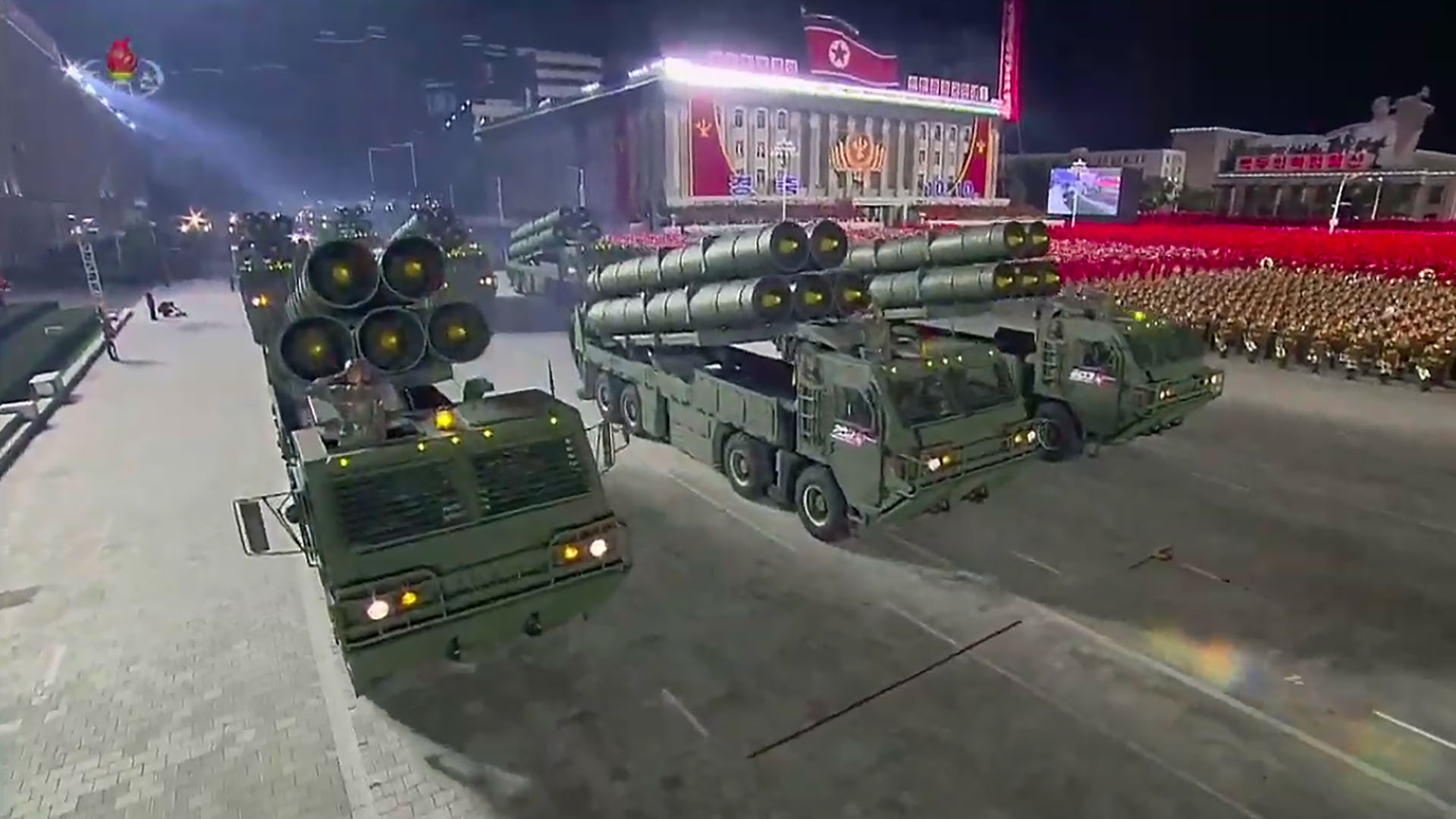 Una captura de pantalla tomada de una transmisión de KCNA el 10 de octubre de 2020 muestra cohetes norcoreanos de 600 mm durante un desfile militar que marca el 75 aniversario de la fundación del Partido de los Trabajadores de Corea, en la plaza Kim Il Sung en Pyongyang.  (Photo by - / KCNA VIA KNS / AFP) / 