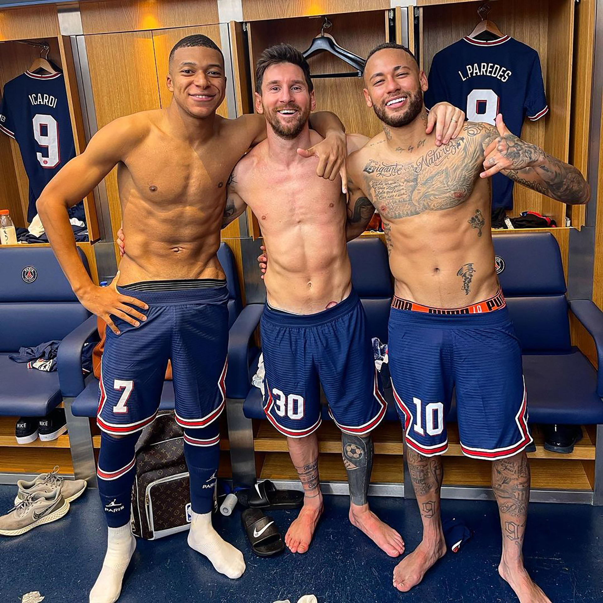 Mbappé, Messi y Neymar en el vestuario (@psg_espanol)