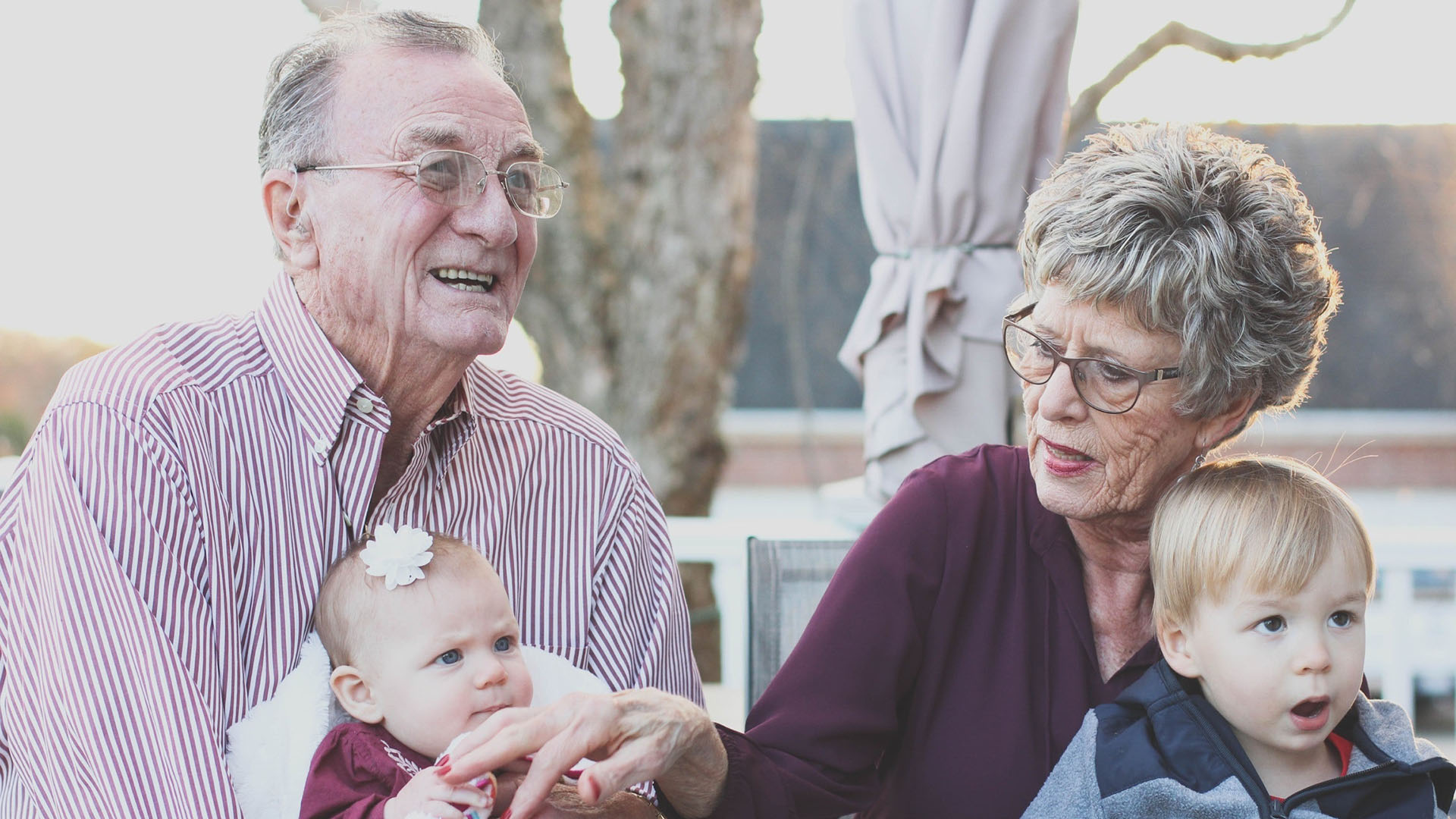La familia multigeneracional tiene un claro ejemplo en los abuelos que conviven con los nietos (Pexels)