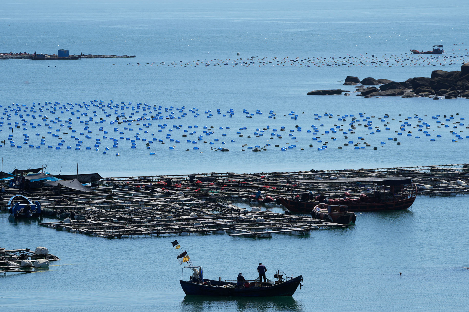 Un bote se mueve a través del agua en el punto panorámico de 68 millas náuticas, el punto más cercano en China continental a la isla de Taiwán, en Pingtan, en la provincia de Fujian
