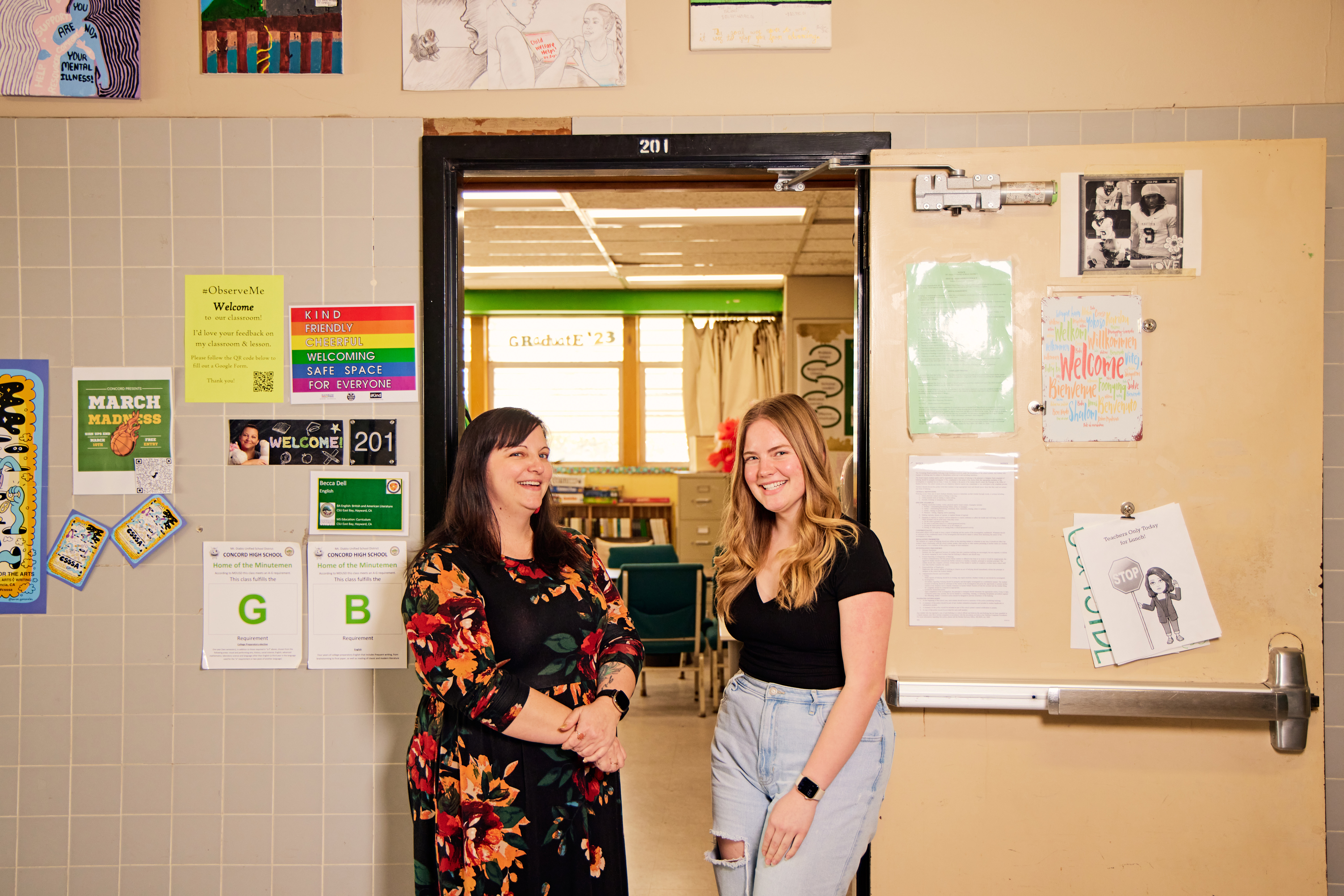 De izquierda a derecha, Rebecca Dell, maestra de inglés AP, frente a su salón de clases en Concord High School con la estudiante Lucy Goetz el 8 de marzo. (Foto para The Washington Post de Andria Lo)