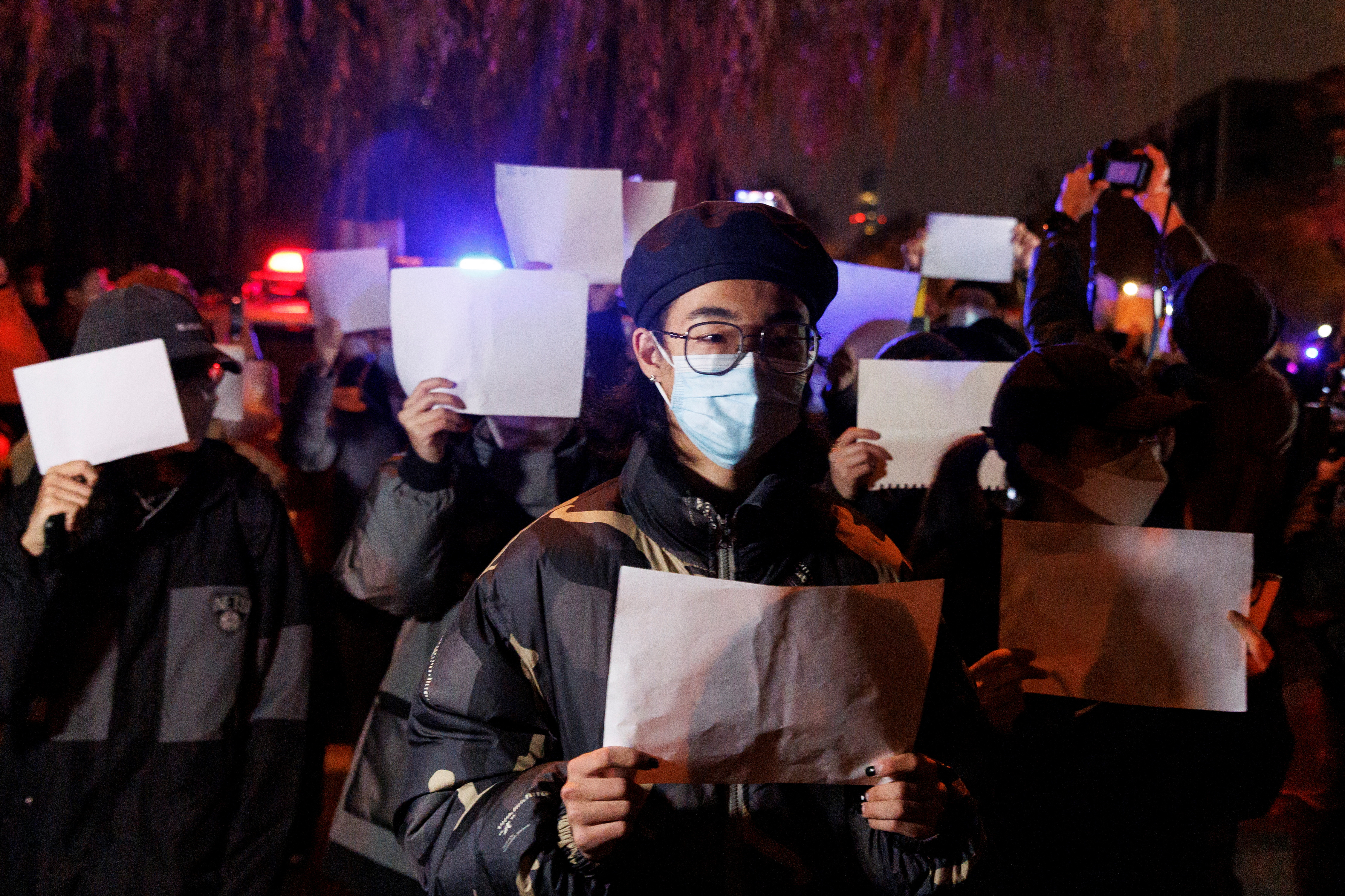 Vigilia de protesta en Beijing tras el incendio en un edificio confinado en el que murieron 10 personas (Reuters)