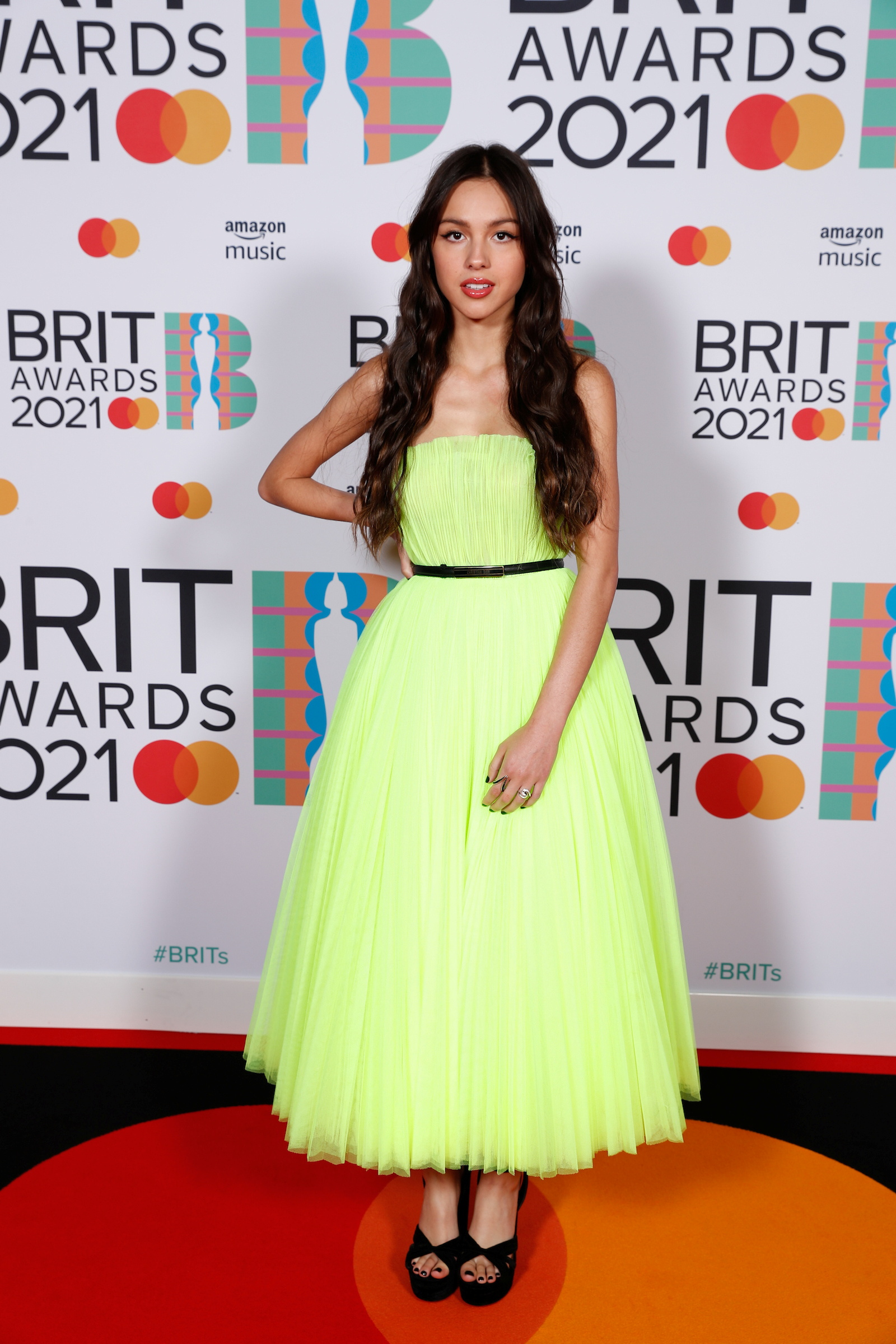 Olivia by Dior. Un diseño plisado de ensueño que encandiló con el verde neón en los Brit Awards 2021 (Reuters)