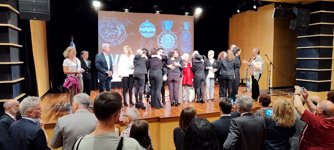 Veteranas y actrices confundidas en un abrazo, se dan mutuamente las gracias