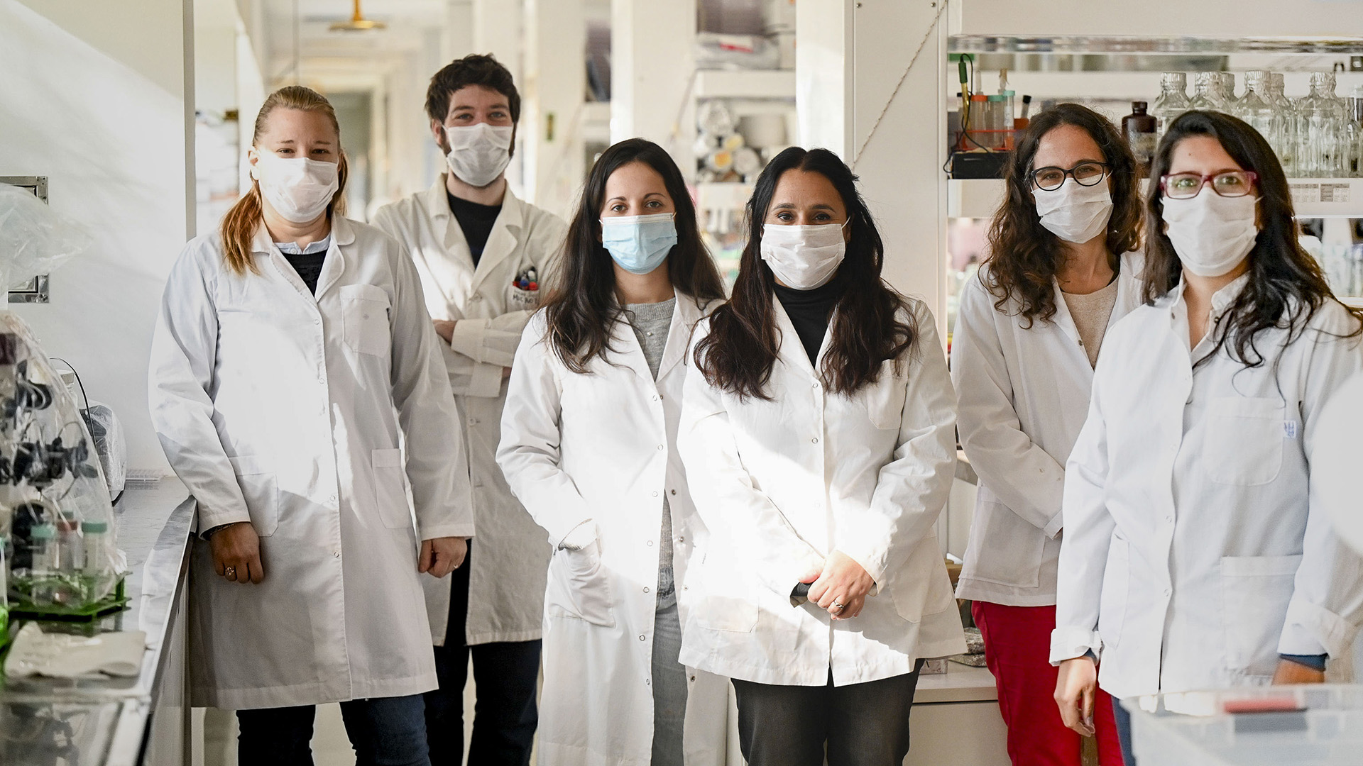Juliana Cassataro (in the center) and the UNSAM-CONICET team.  ARVAC is a second generation vaccine designed to be used as a booster dose. 