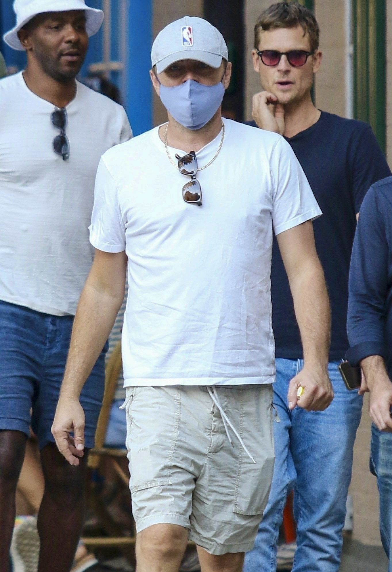 El flamante soltero Leonardo DiCaprio salió a dar un paseo en CitiBike después de comer con unos amigos en el barrio del SoHo de Manhattan