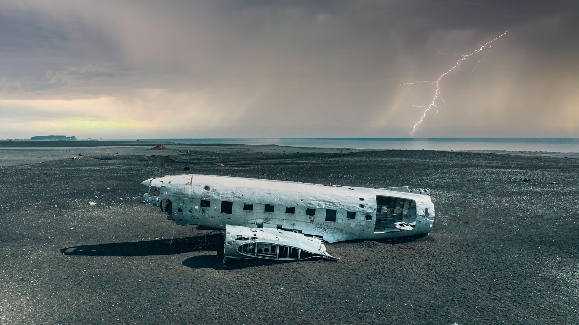 Una foto aérea de un avión de la Marina de los Estados Unidos abandonado en Islandia. (The Grosby Group)