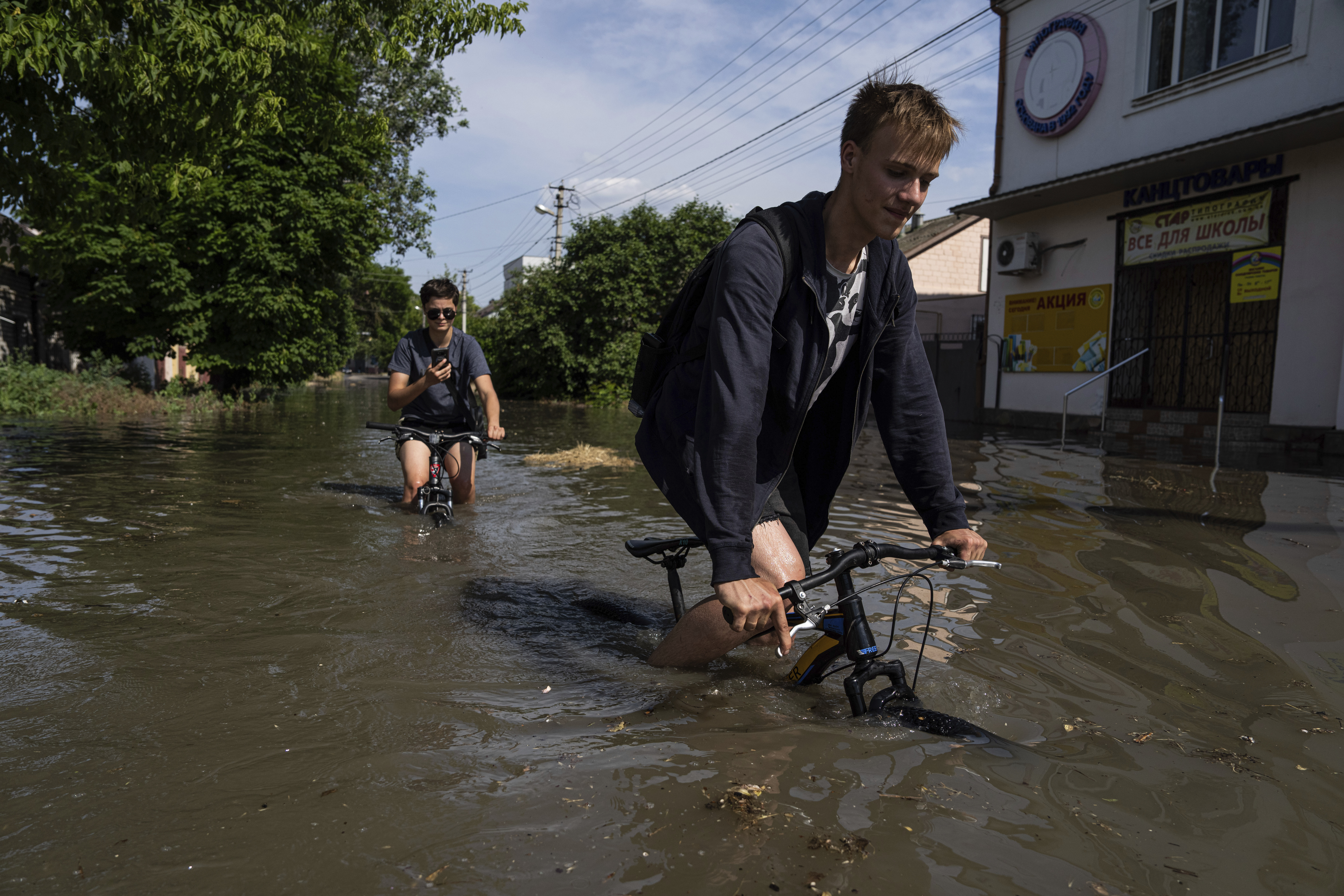 En esta imagen se observa cómo subió el nivel del agua y como afecta a los pueblos ucranianos.