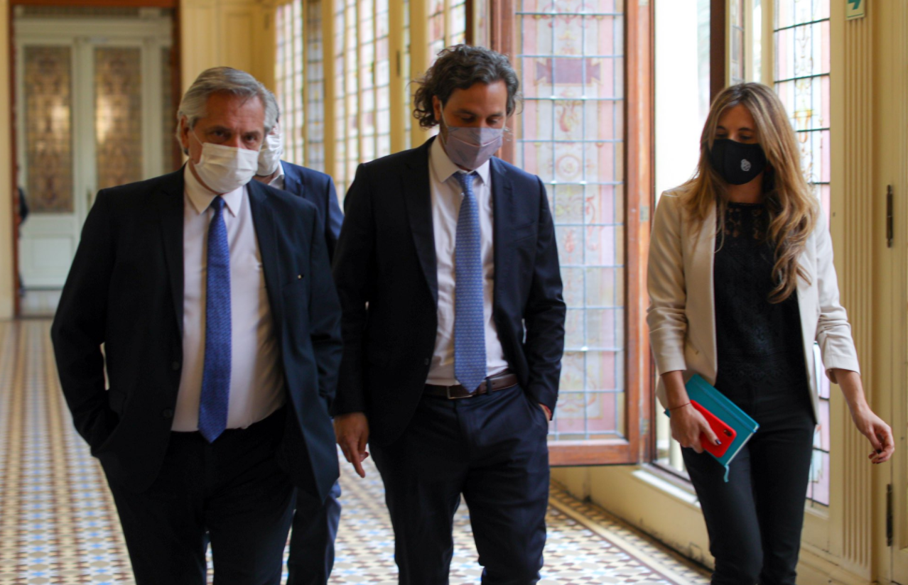 Cecilia Nicolini (a la derecha), junto al presidente Alberto Fernández y el jefe de Gabinete, Santiago Cafiero