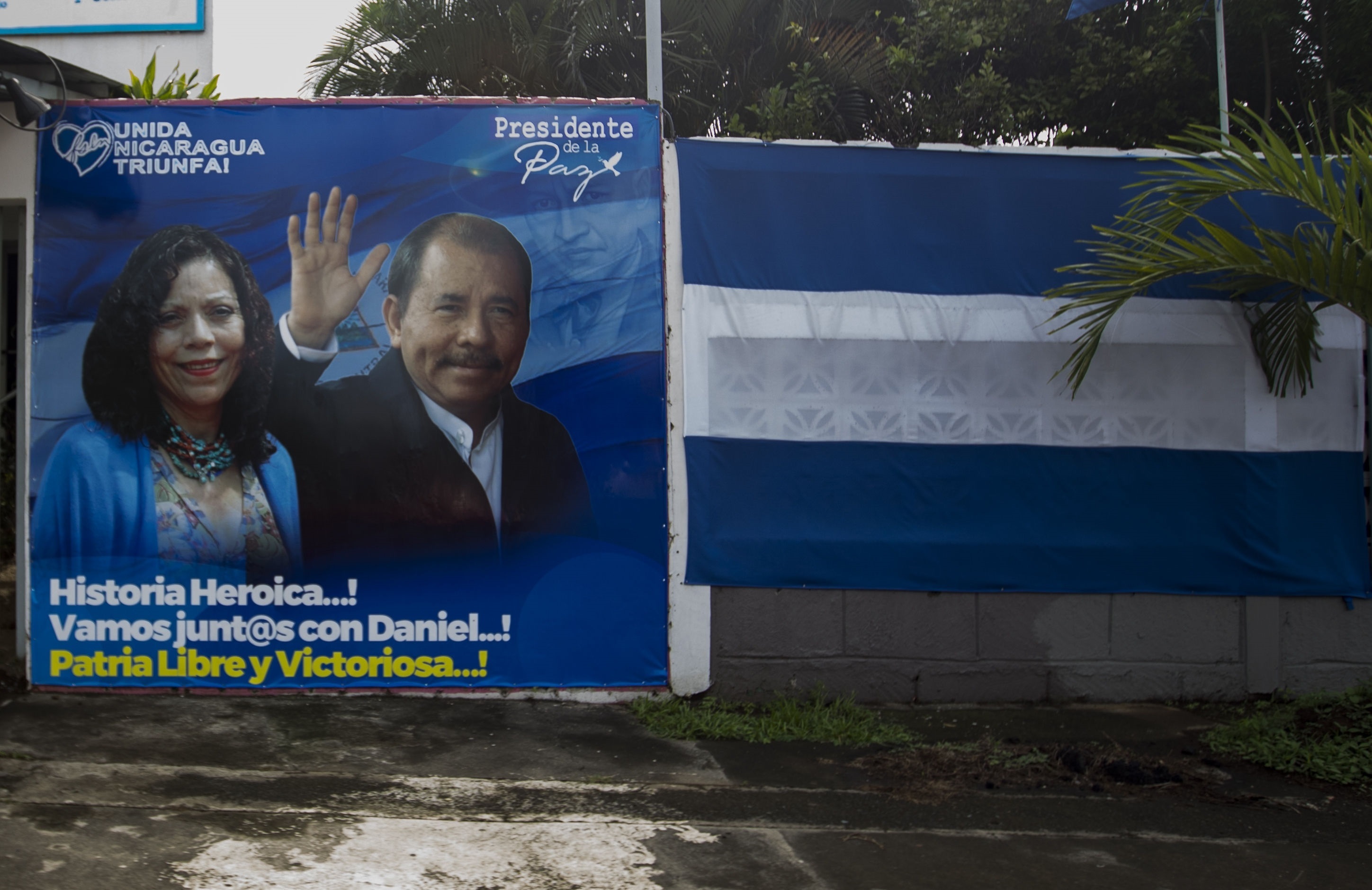 Una pancarta política con la imagen de la fórmula presidencial del mandatario Daniel Ortega y la vicepresidenta Rosario Murillo en Managua (EFE/Jorge Torres/Archivo)
