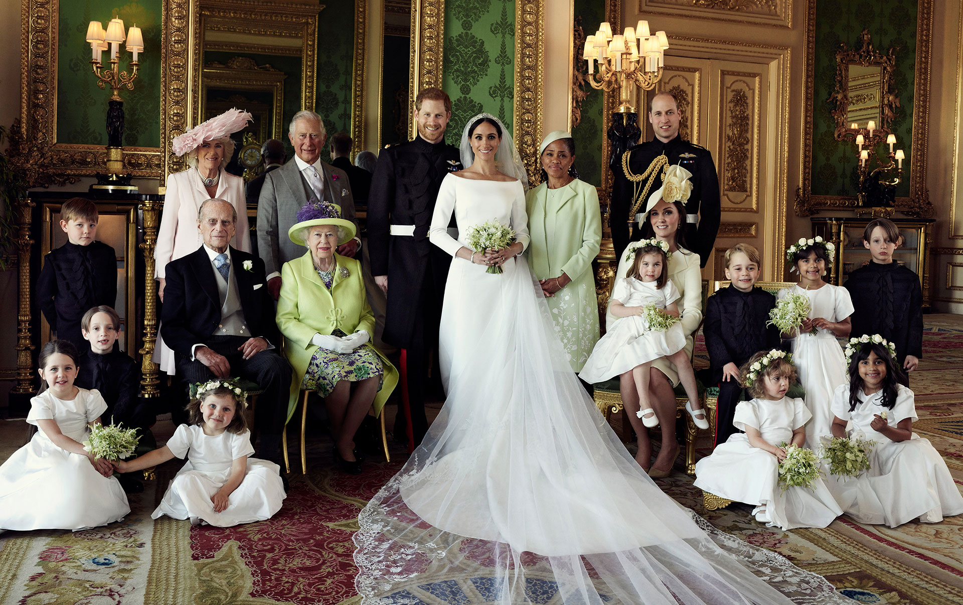Esta fotografía oficial de la boda publicada por el Duque y la Duquesa de Sussex muestra al Duque y a la Duquesa en el Salón Verde del Castillo de Windsor, con (de izquierda a derecha): Fila de atrás: Maestro Jasper Dyer, la Duquesa de Cornualles, el Príncipe de Gales, la Sra. Doria Ragland, el Duque de Cambridge; fila del medio: Maestro Brian Mulroney, el Duque de Edimburgo, la Reina Isabel II, la Duquesa de Cambridge, la Princesa Carlota, el Príncipe Jorge, la Srta. Rylan Litt, el Maestro John Mulroney; Fila delantera: La señorita Ivy Mulroney, la señorita Florence van Cutsem, la señorita Zalie Warren, la señorita Remi Litt.  Sábado 19 de mayo de 2018. (Reuters)