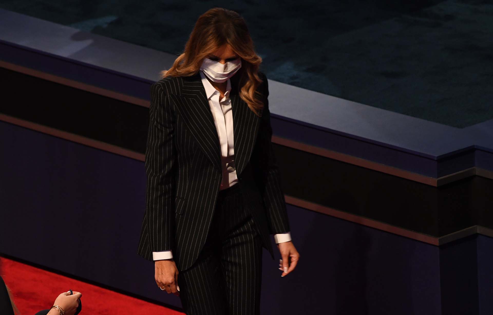 La primera dama en su llegada al debate con una mascarilla 