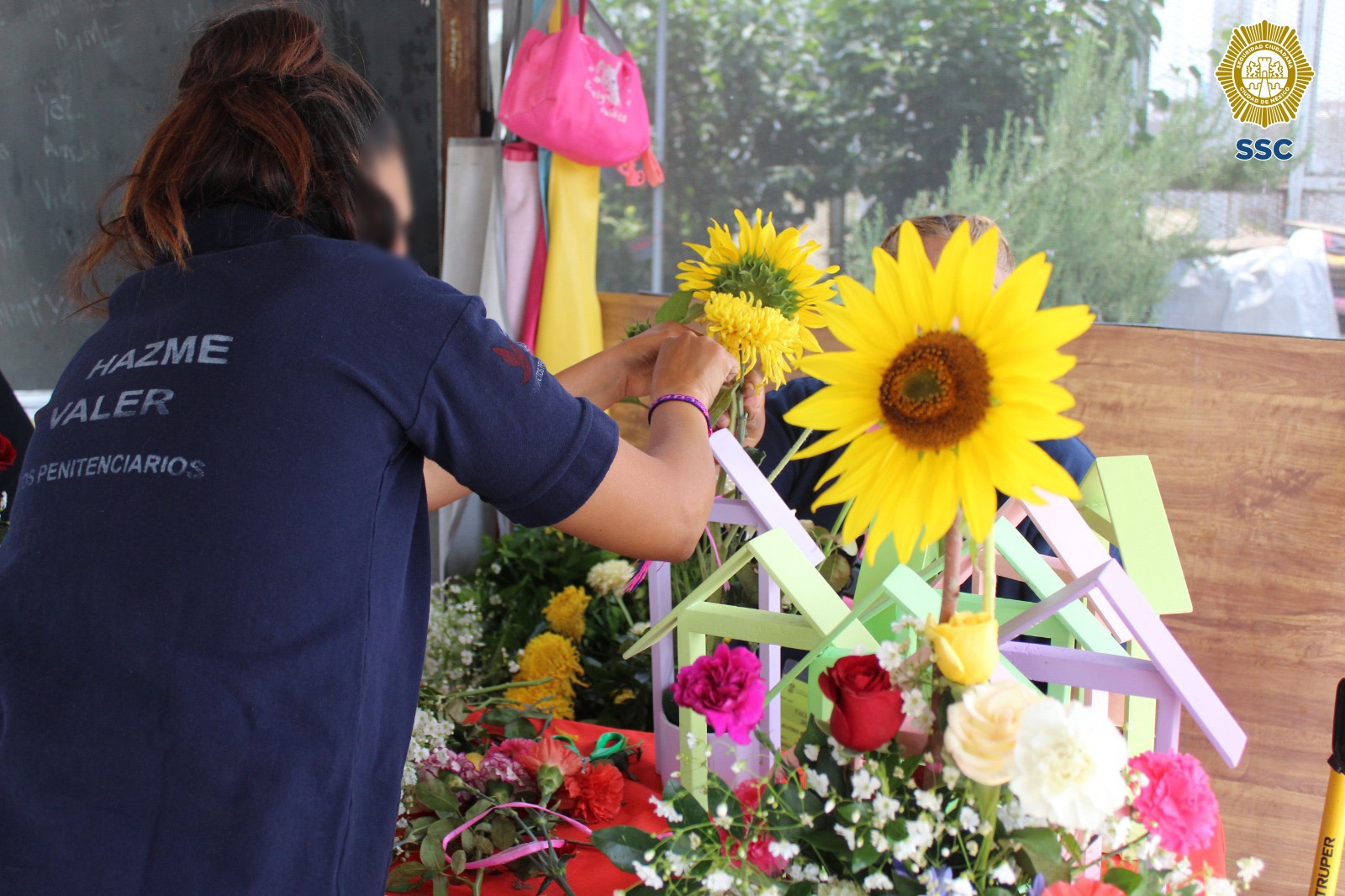 Presas de Santa Martha Acatitla preparan arreglos florales para vender el 10 de mayo (SSC)