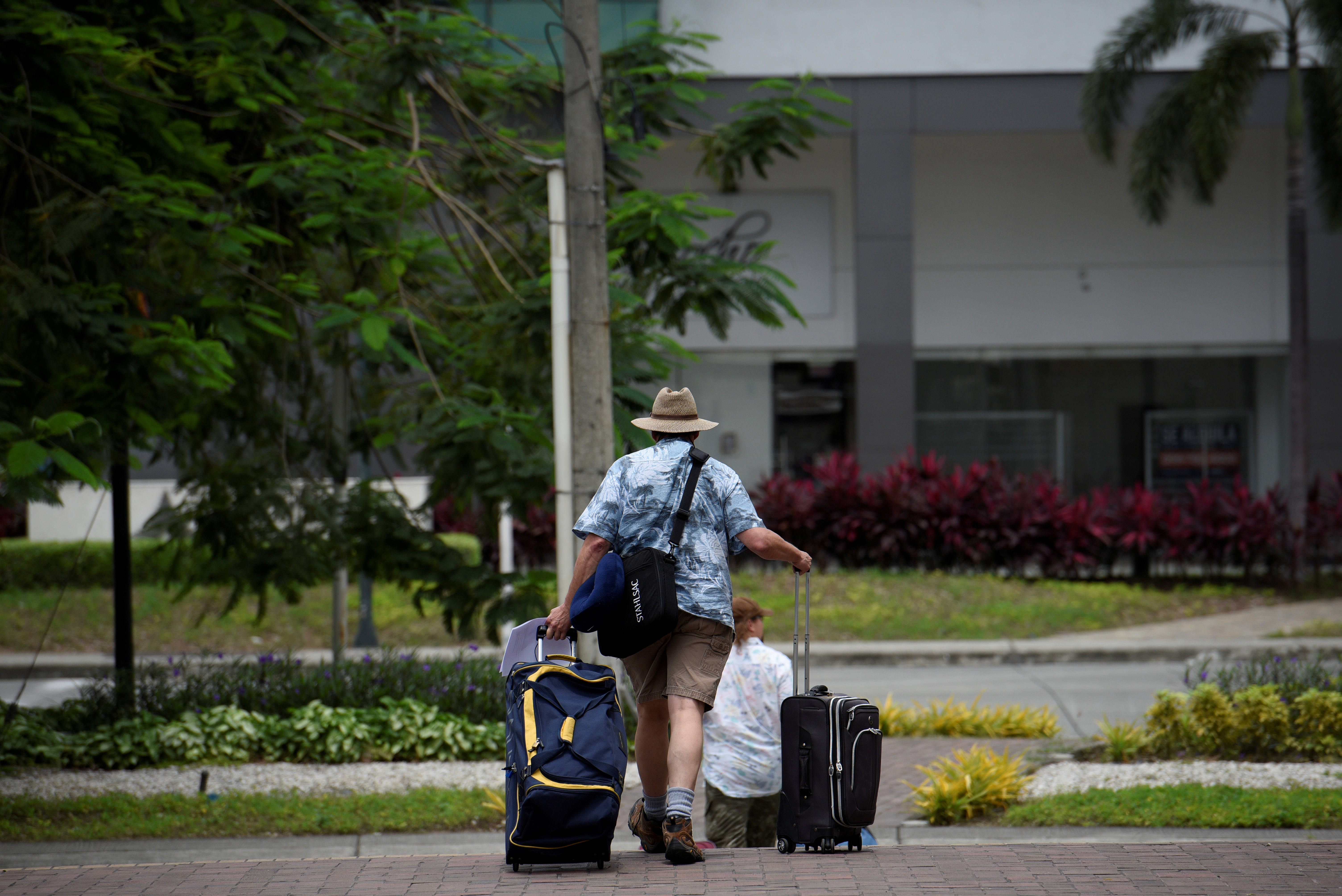 Turistas llegando al Aeropuerto de Guayaquil, en Ecuador (Reuters/Santiago Arcos/File Photo)