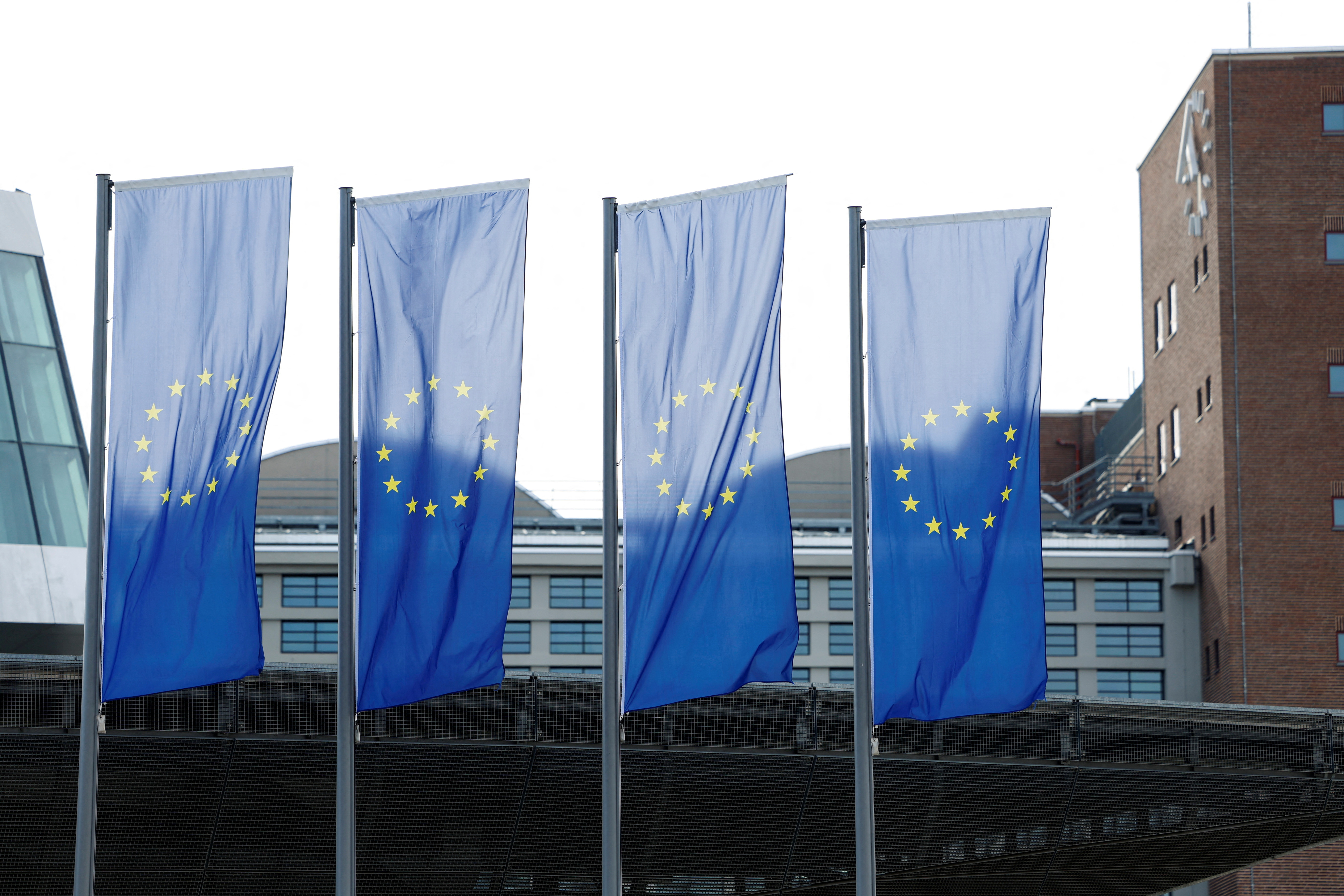 Banderas europeas ondean frente a la sede del Banco Central Europeo (BCE) en Fráncfort, Alemania, 16 de marzo de 2023. REUTERS/Heiko Becker/Archivo