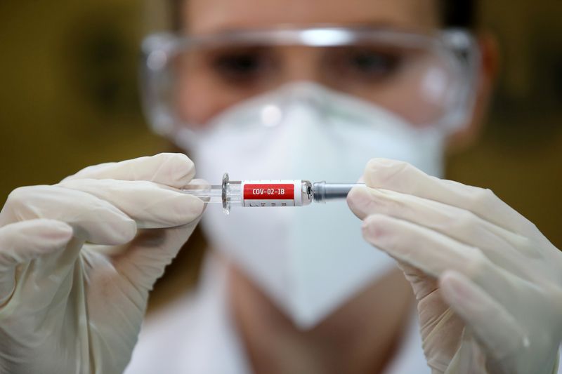 Una enfermera sostiene la vacuna Sinovac de China, una posible fórmula contra el Covid-19 (Reuters)