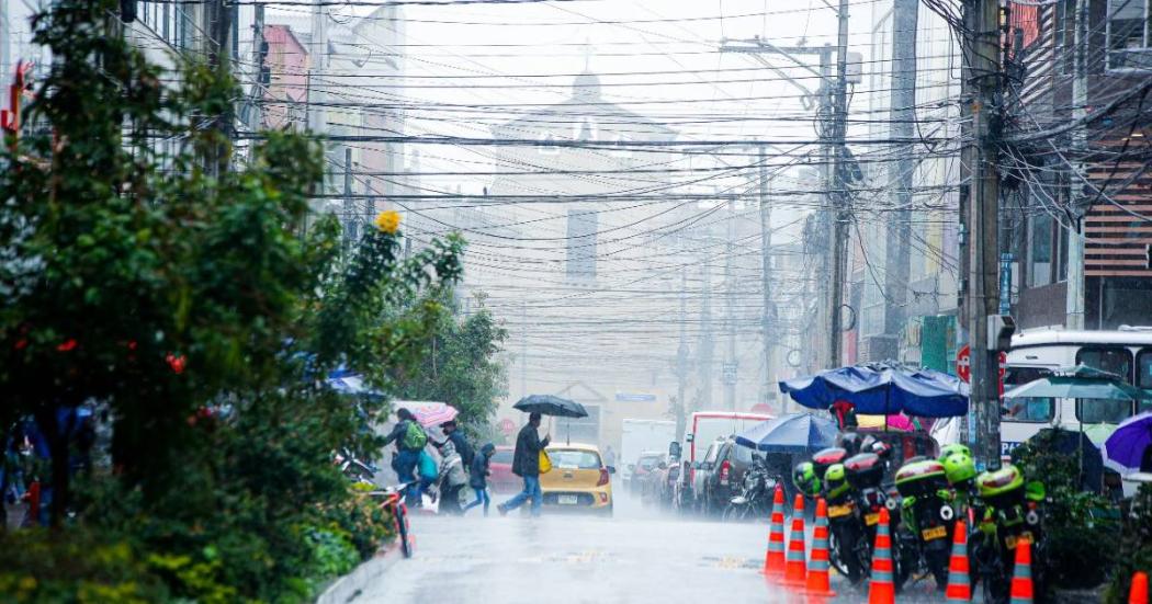 La temporada de lluvias persiste en Bogotá, la ciudadanía debe acatar las recomendaciones. Foto vía: bogota.gov.co