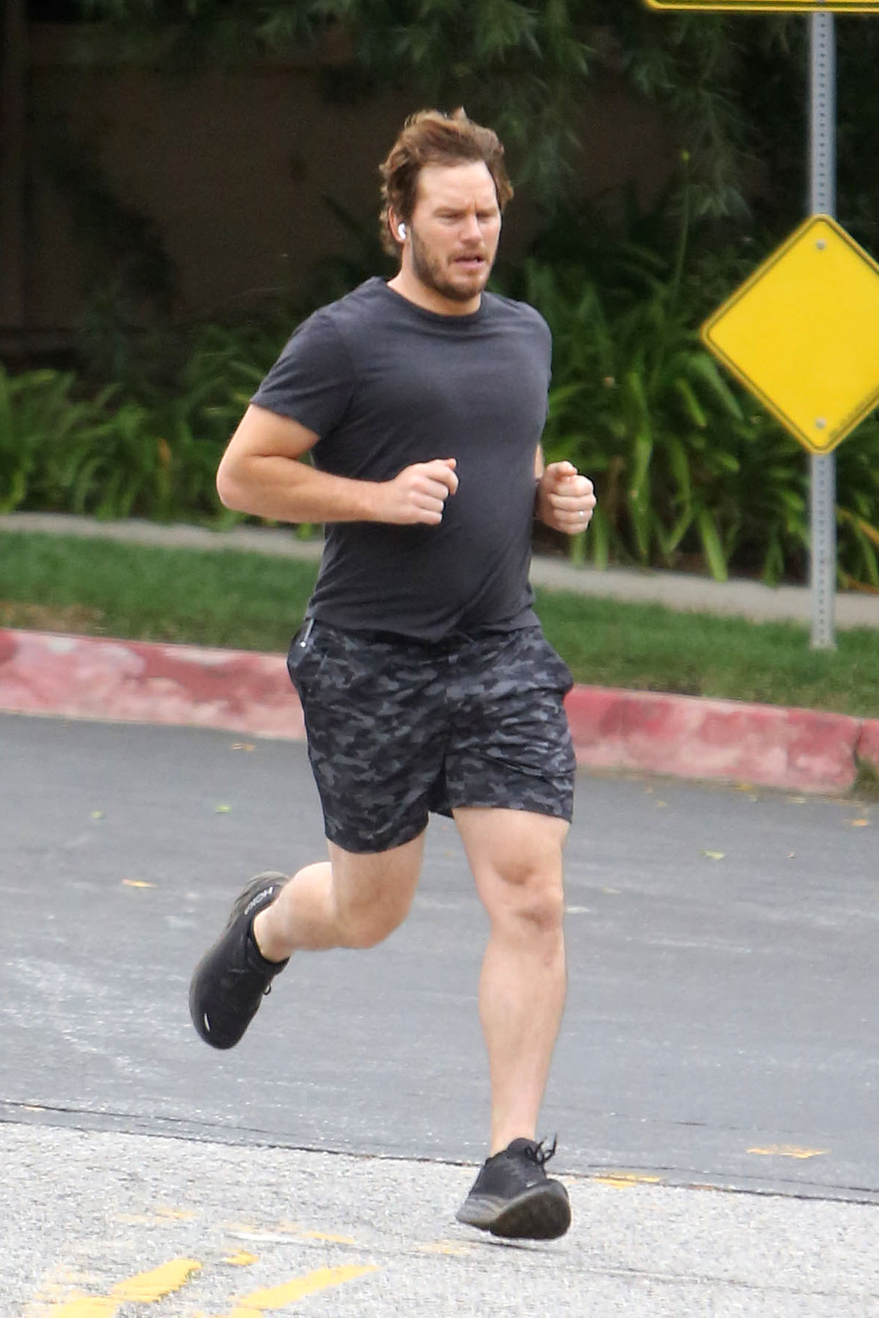 Día de entrenamiento. Chris Pratt salió a correr por las calles de su vecindario en Los Ángeles. Llevaba puesto short, remera y zapatillas negras y además fue escuchando música en sus auriculares