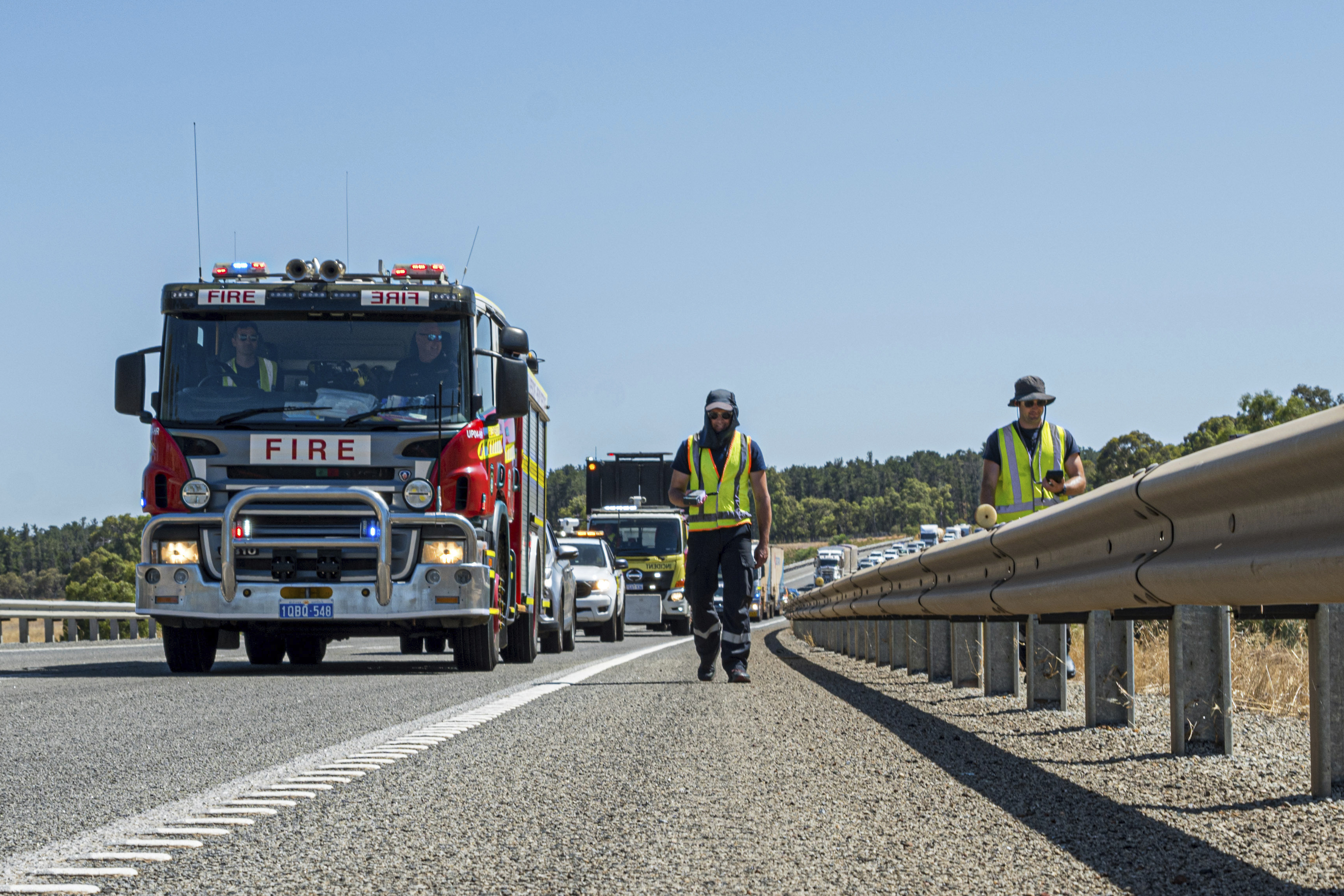 El Departamento de Incendios y Servicios de Emergencias, sus miembros buscan una cápsula que se cree cayó de un camión durante su traslado en una ruta de mercancías a las afueras de Perth, Australia,