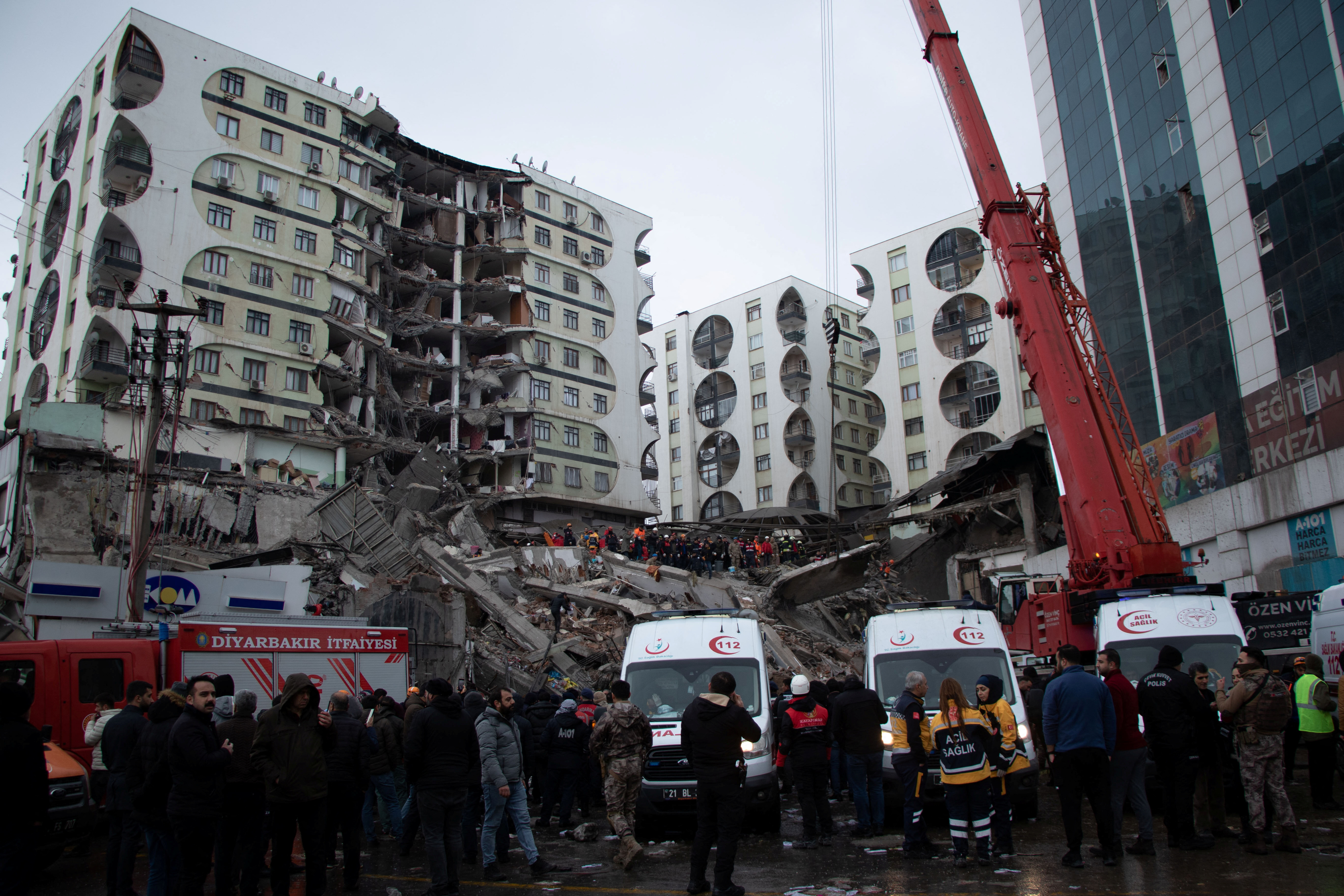 Los equipos de rescate buscan entre los escombros tras un terremoto en Diyarbakir, Turquía. Agencia de noticias Ihlas (IHA) vía REUTERS
