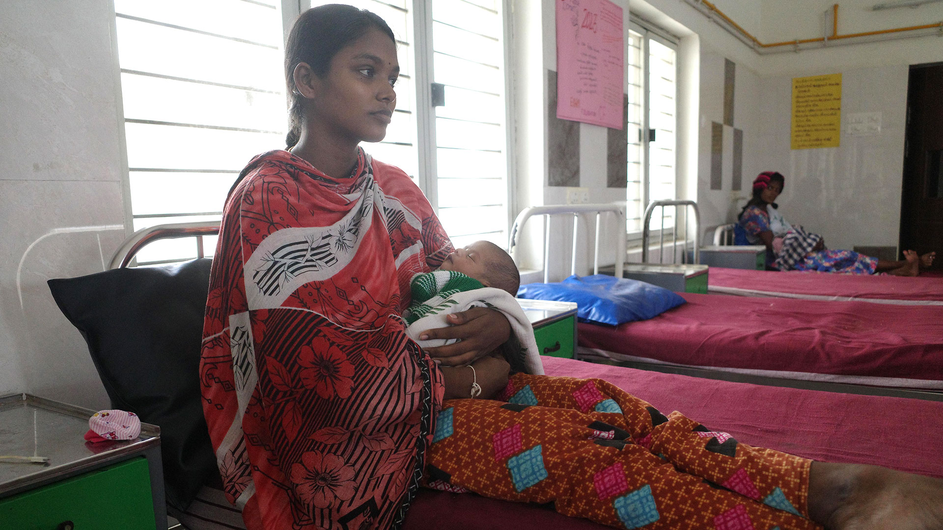 Vaishnavi Logabiran sostiene a su hija, nacida el 31 de marzo. Esta joven de 27 años de Tamil Nadu fue esterilizada días después de dar a luz a su segundo hijo. (Fotografía del Washington Post por Gerry Shih)