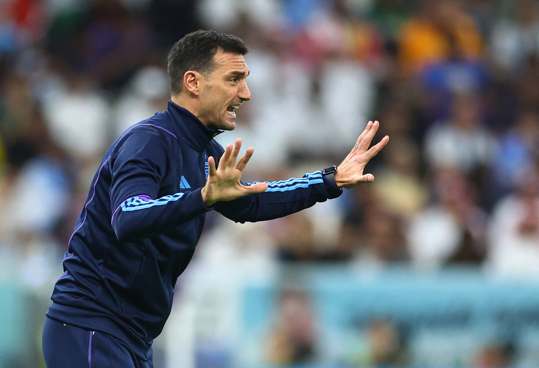 Scaloni dando indicaciones durante el partido (REUTERS/Carl Recine)