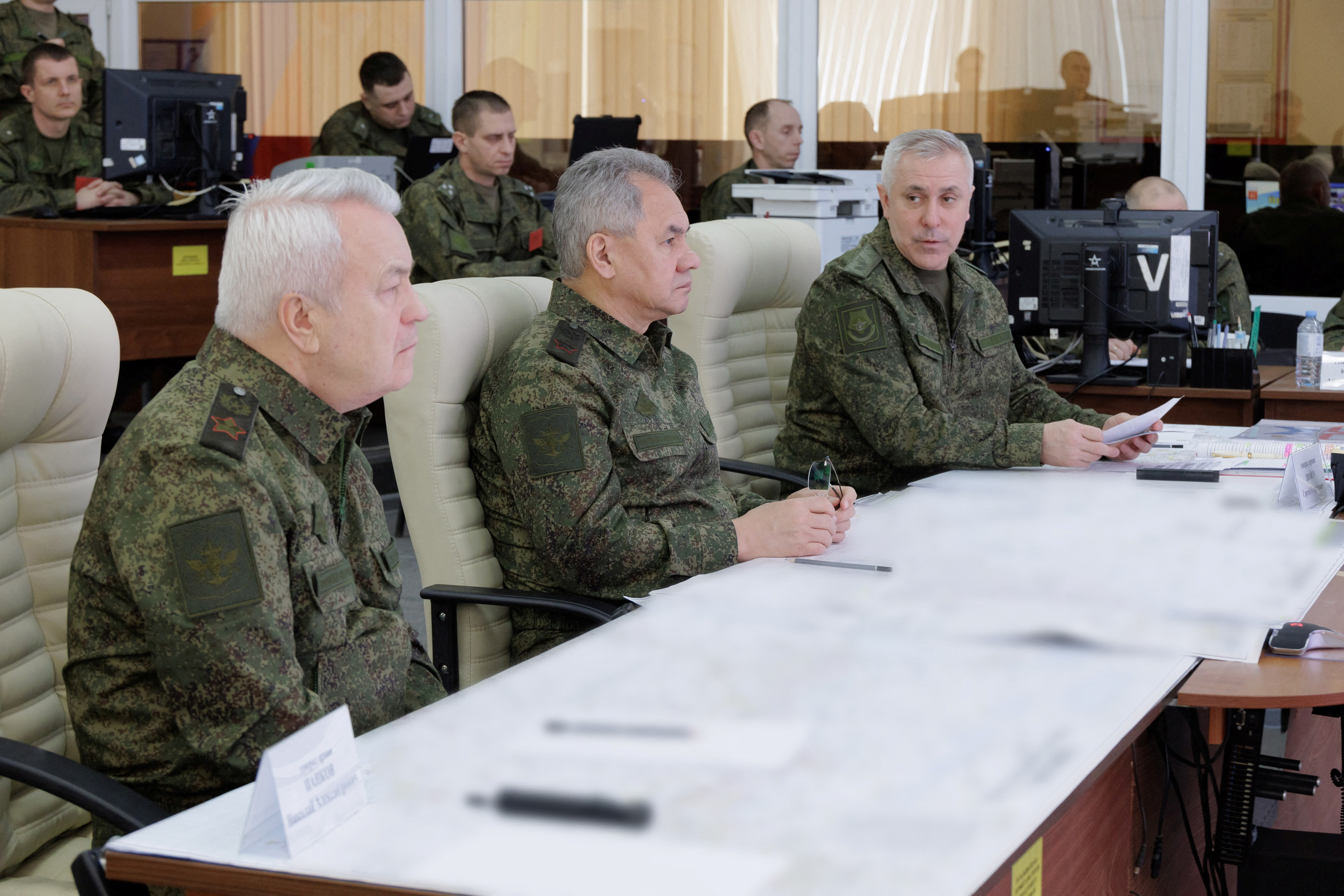 El ministro de Defensa ruso, Sergei Shoigu, visita la sede del grupo militar oriental de tropas rusas involucradas en Ucrania