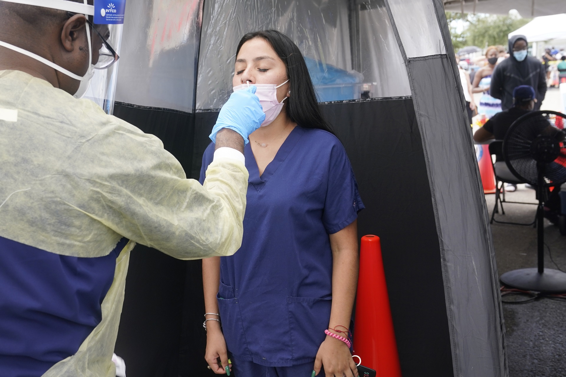 La variante Delta ha generado el repunte de la pandemia en países como los Estados Unidos desde junio pasado. Afecta principalmente a personas no vacunadas contra el COVID-19 (AP Photo/Marta Lavandier)