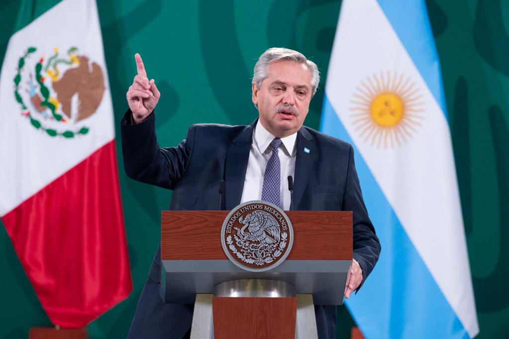 El presidente de Argentina Alberto Fernández habla en la conferencia matutina, en la Ciudad de México el 23 de febrero de 2021.