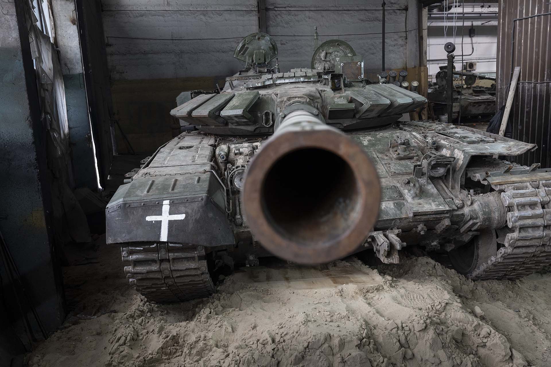 Un tanque T-72B3 ruso capturado aguarda ser reparado en un taller ucraniano