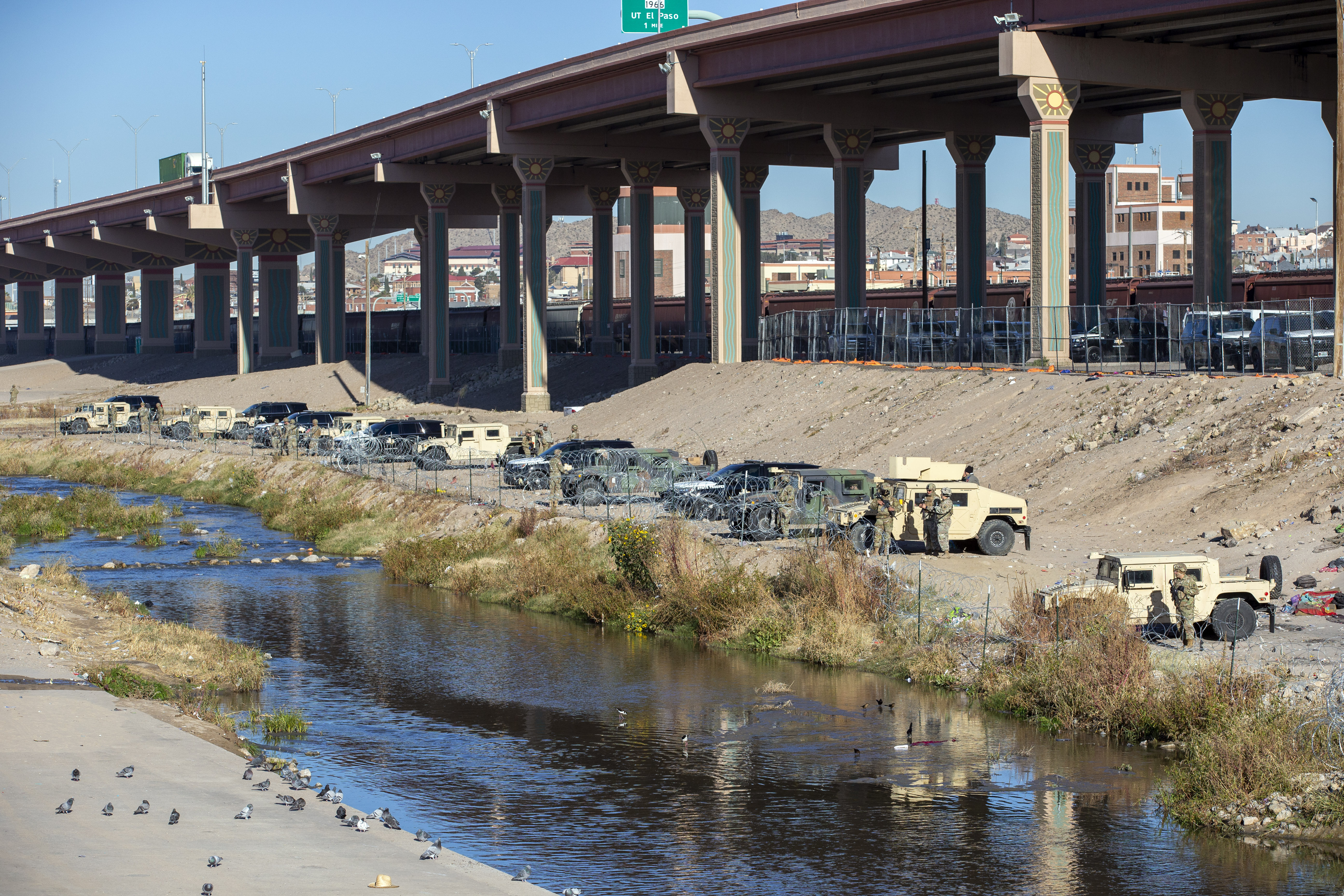 La Guardia Nacional de Texas vigila en la margen norte del río Bravo (Grande) el miércoles 21 de diciembre de 2022 para impedir que los migrantes lleguen a la cerca fronteriza en su intento por ingresar a El Paso, Texas, desde Ciudad Juárez, México. (AP Foto/Andrés Leighton)