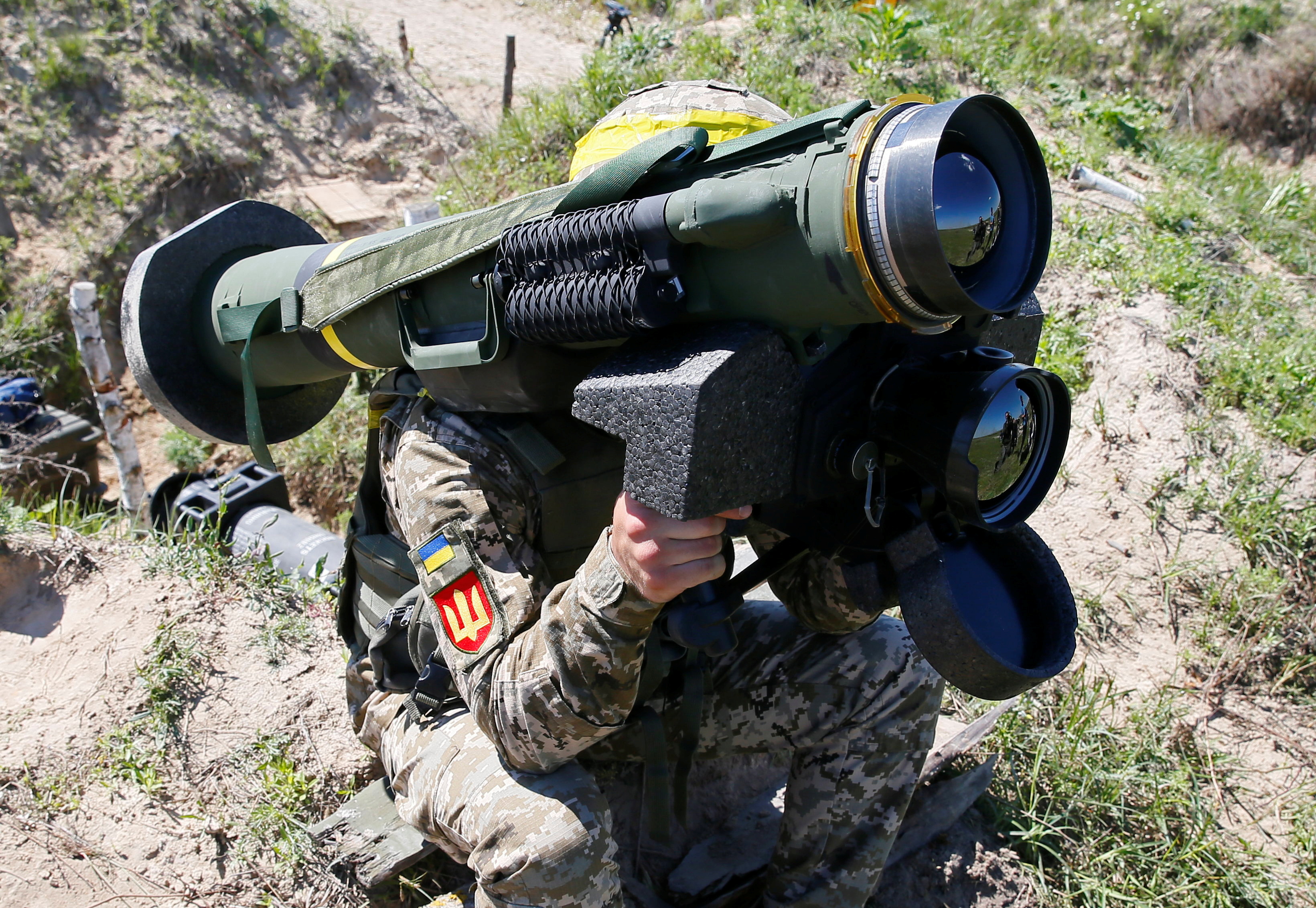 Un soldado sostiene un sistema de misiles Javelin durante un ejercicio militar en el centro de entrenamiento de las fuerzas ucranianas cerca de Rivne (REUTERS/Gleb Garanich)